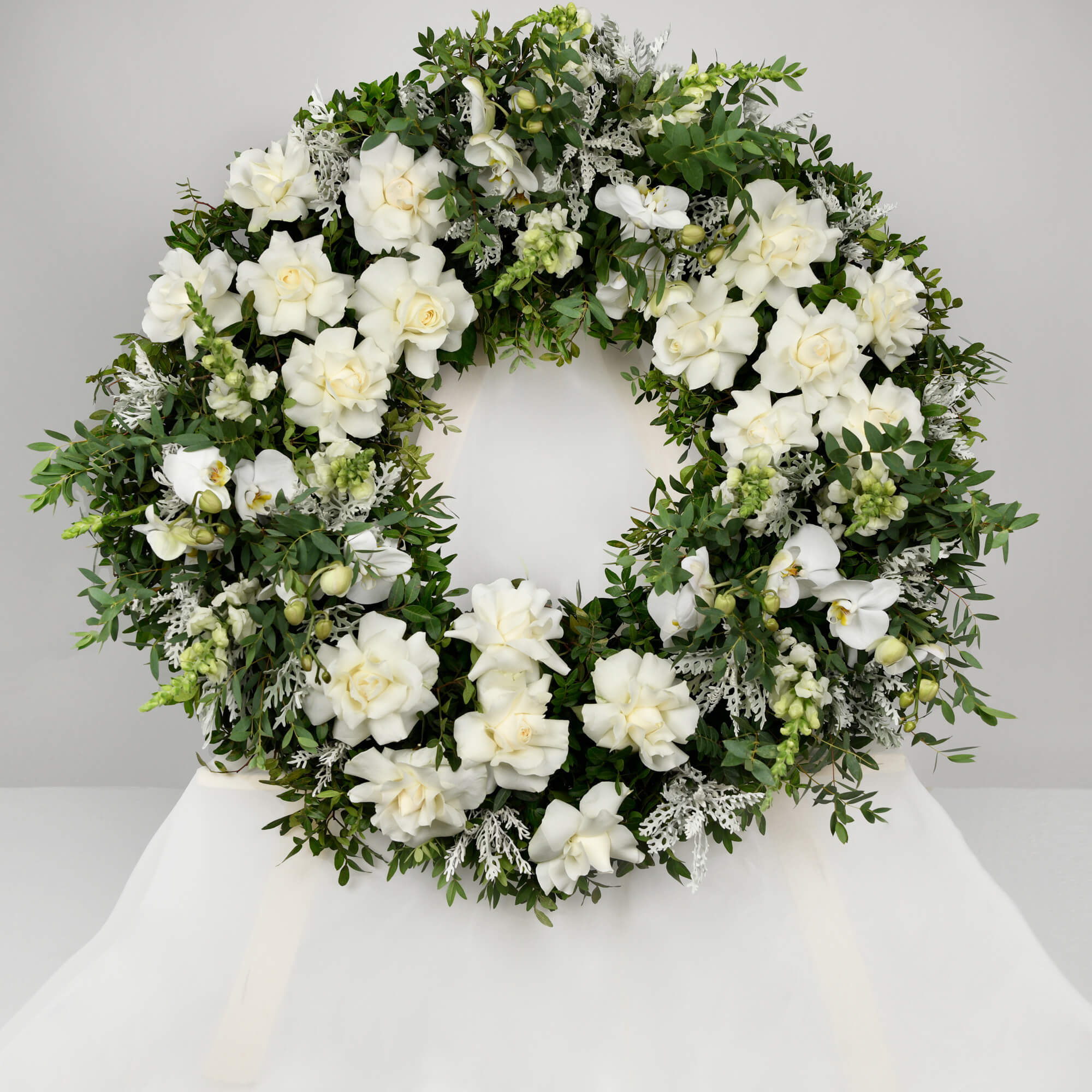 Coroana funerara cu trandafiri albi speciali si phalaenopsis, 2