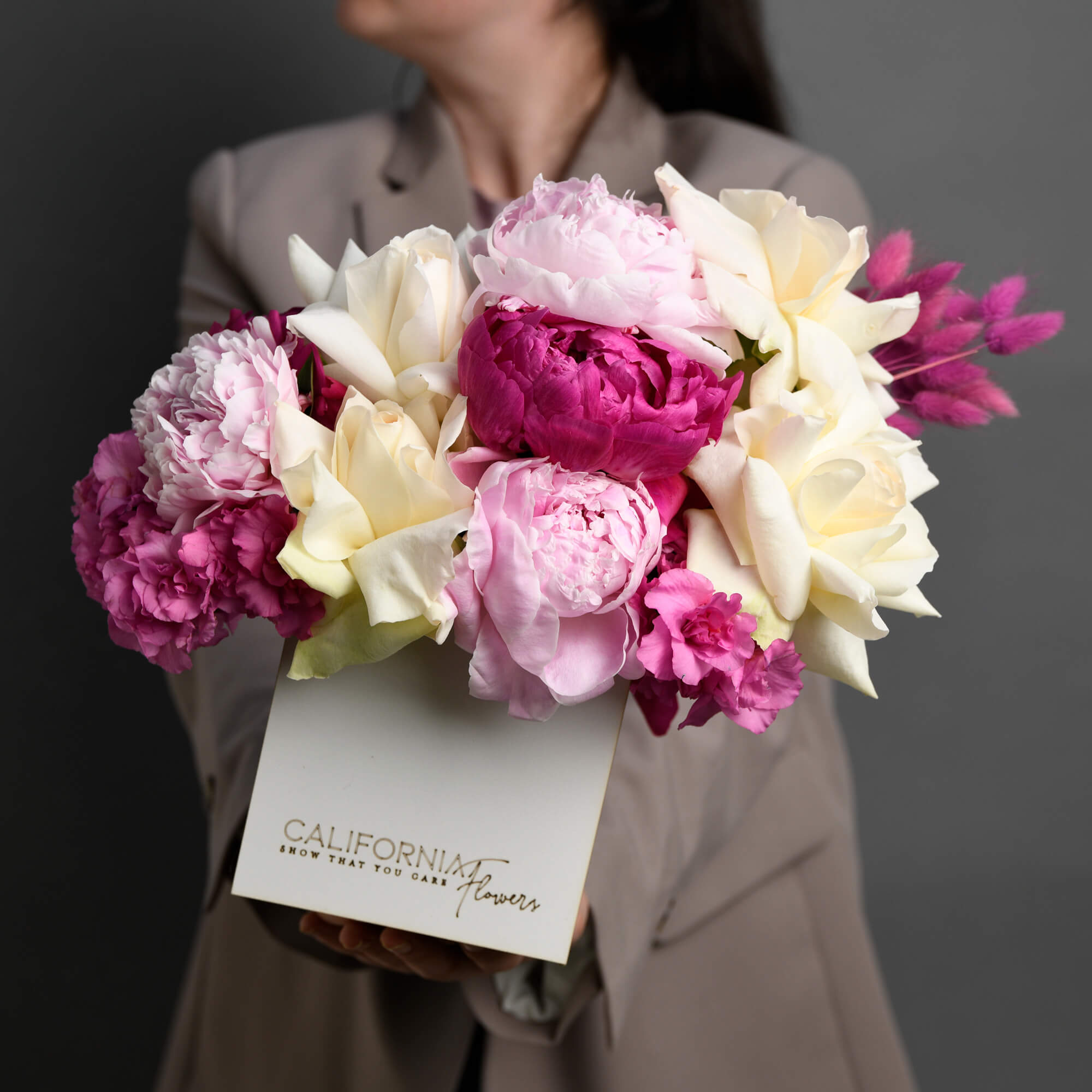 Cutii cu flori - California Flowers, Aranjament floral in cutie cu bujori si trandafiri albi, Californiaflowers.ro