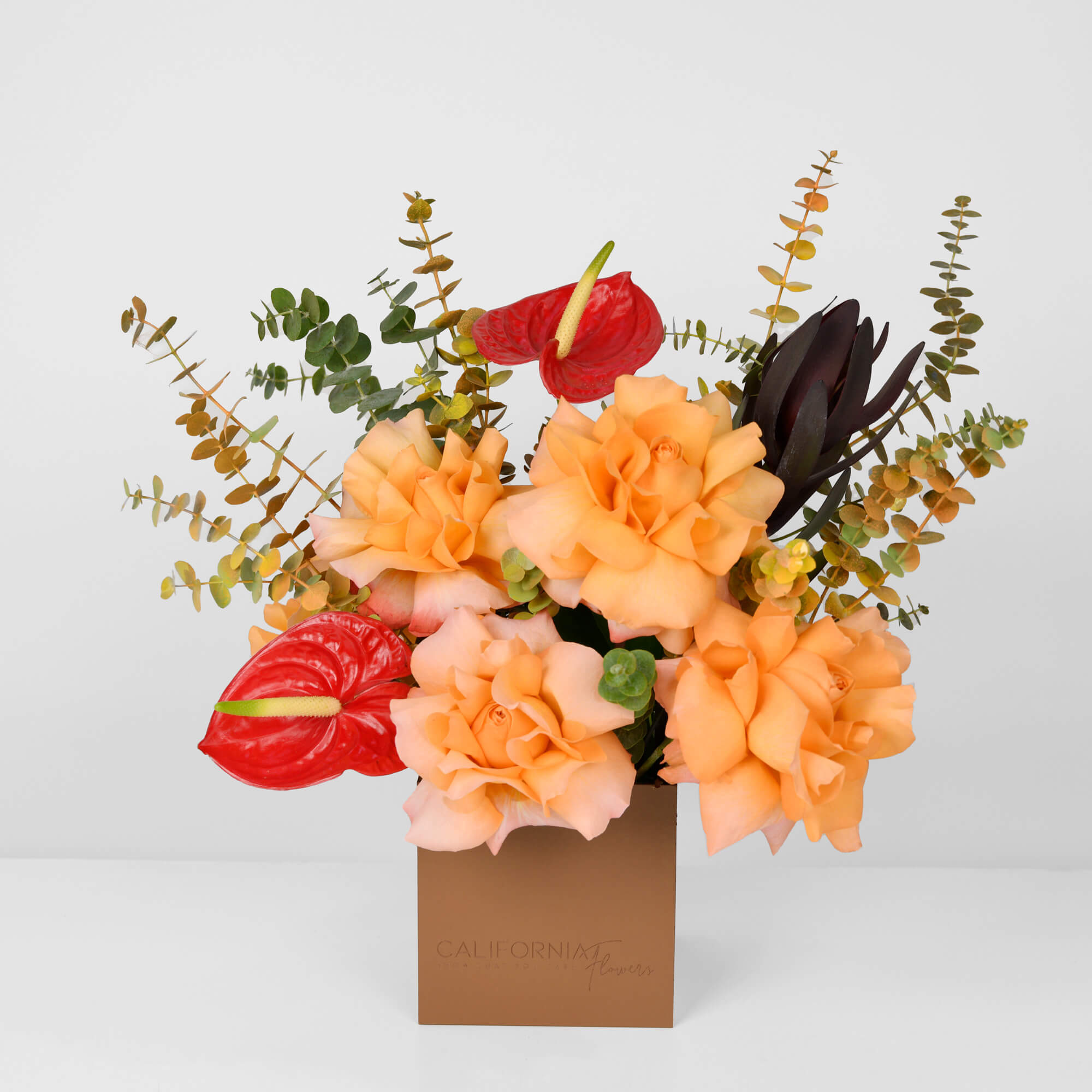 Livrare flori Bucuresti - California Flowers, Aranjament floral in cutie cu trandafiri si anthurium rosu, Californiaflowers.ro