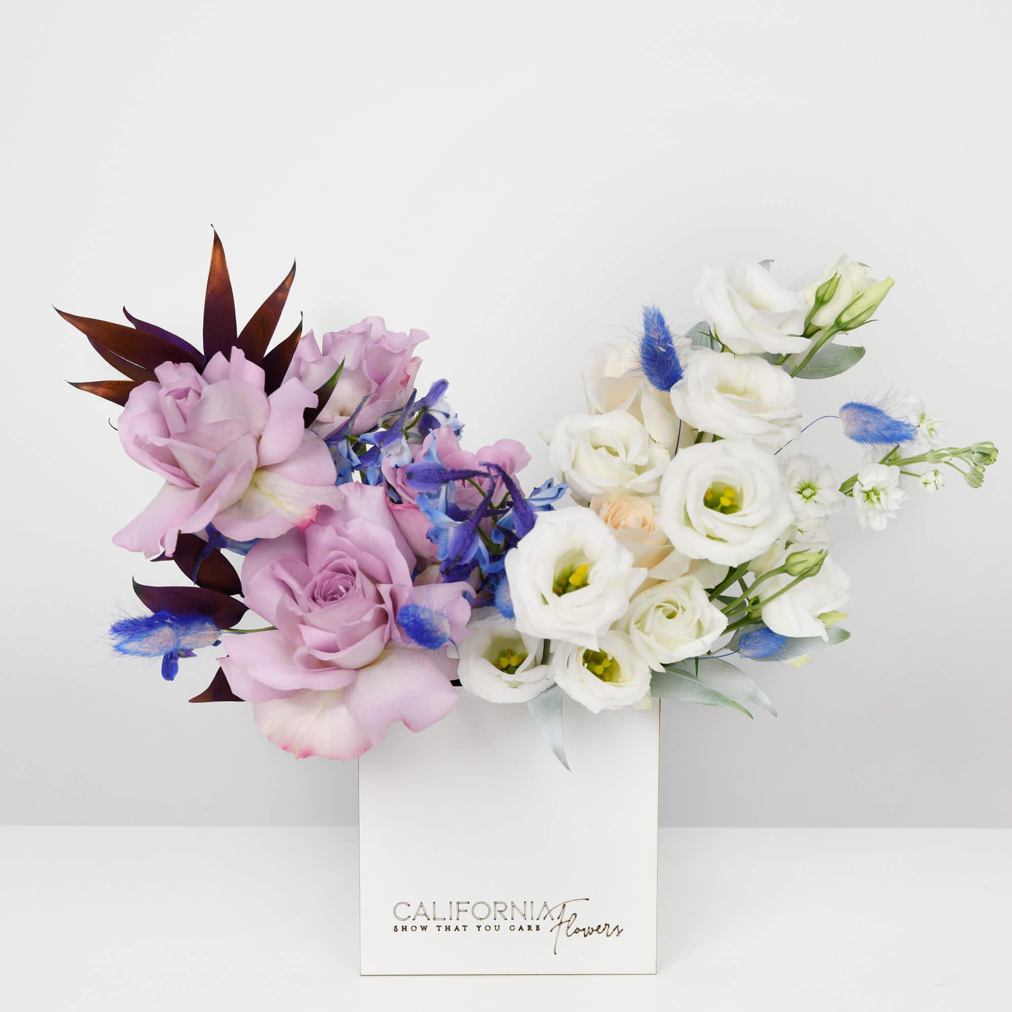Cutii cu flori - California Flowers, Aranjament floral in cutie cu trandafiri lila, Californiaflowers.ro