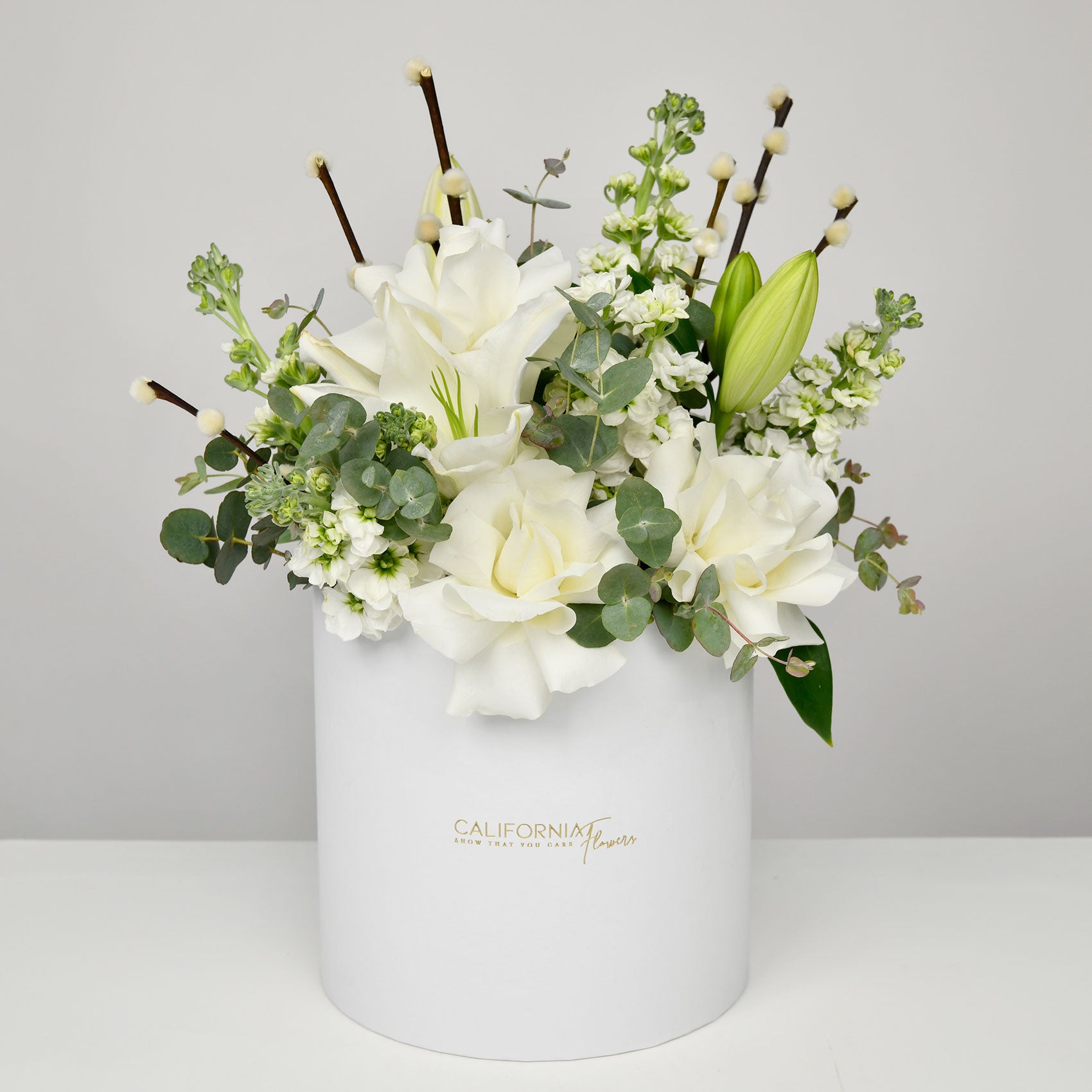 Flori de Paste - California Flowers, Aranjament floral in cutie alba cu trandafiri speciali si crini, Californiaflowers.ro