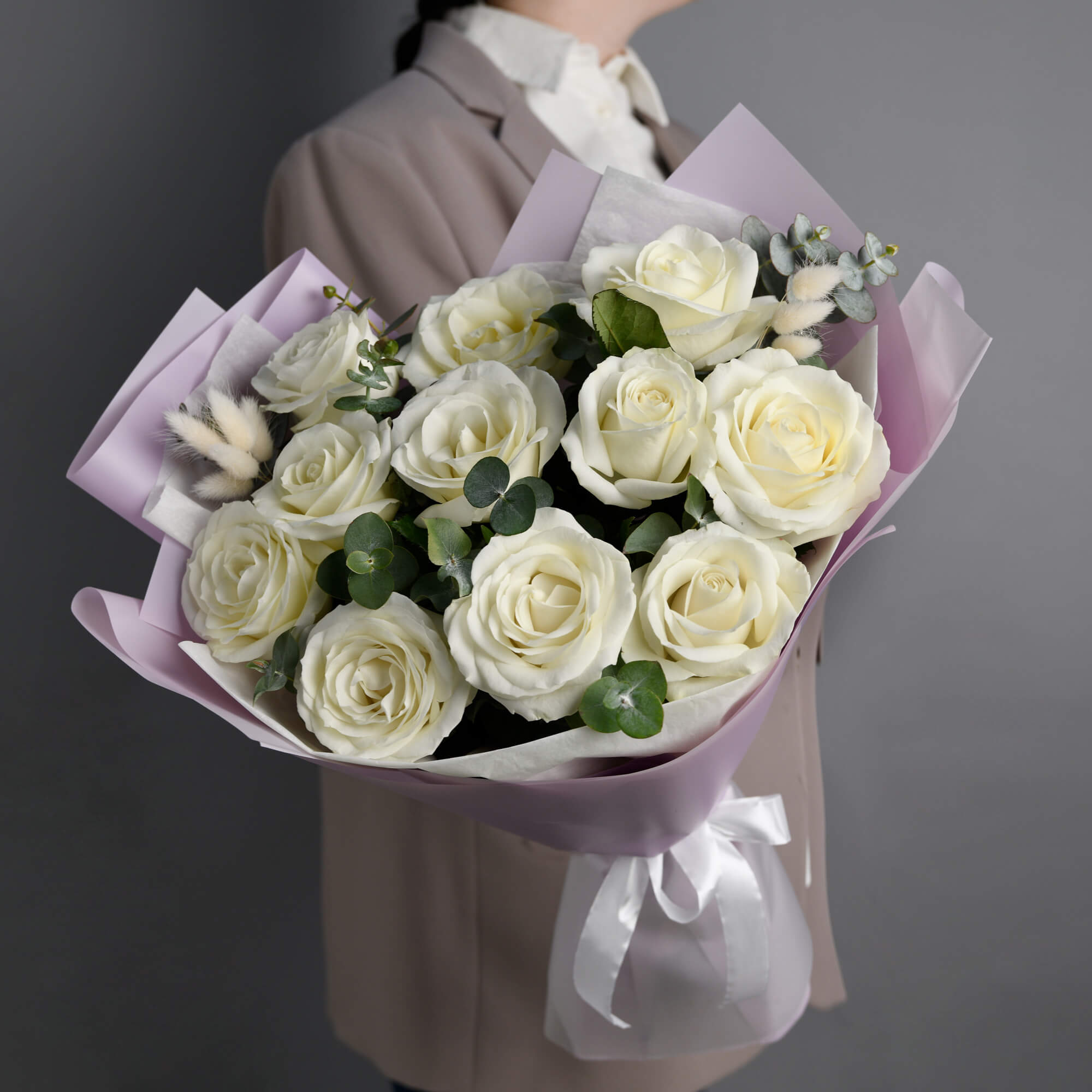 Flori pentru mama - California Flowers, Buchet 11 trandafiri albi si eucalipt, Californiaflowers.ro