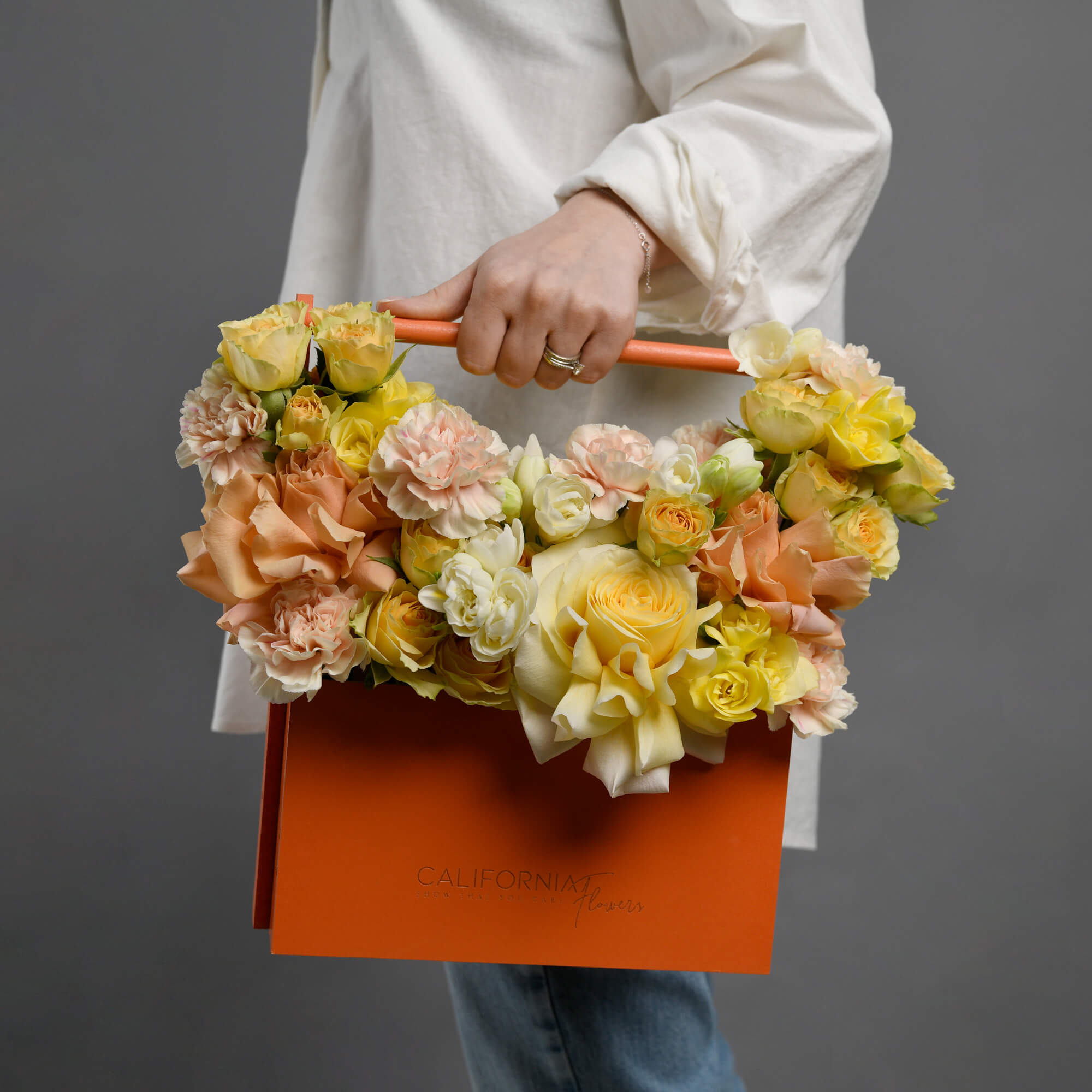 Cutii cu flori - California Flowers, Aranjament floral in cutie cu trandafiri si miniroze galbene, Californiaflowers.ro