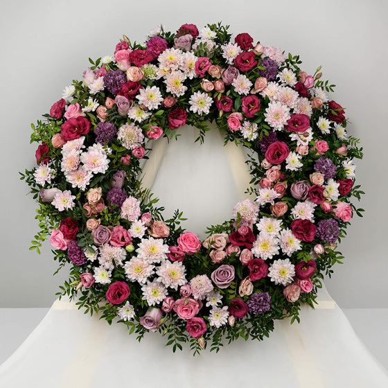 Coroana funerara cu crizanteme si lisianthus roz, 1