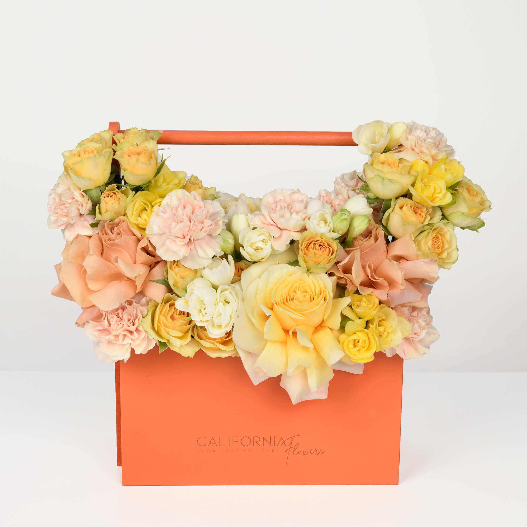 Cutii cu flori - California Flowers, Aranjament floral in cutie cu trandafiri si miniroze galbene, Californiaflowers.ro