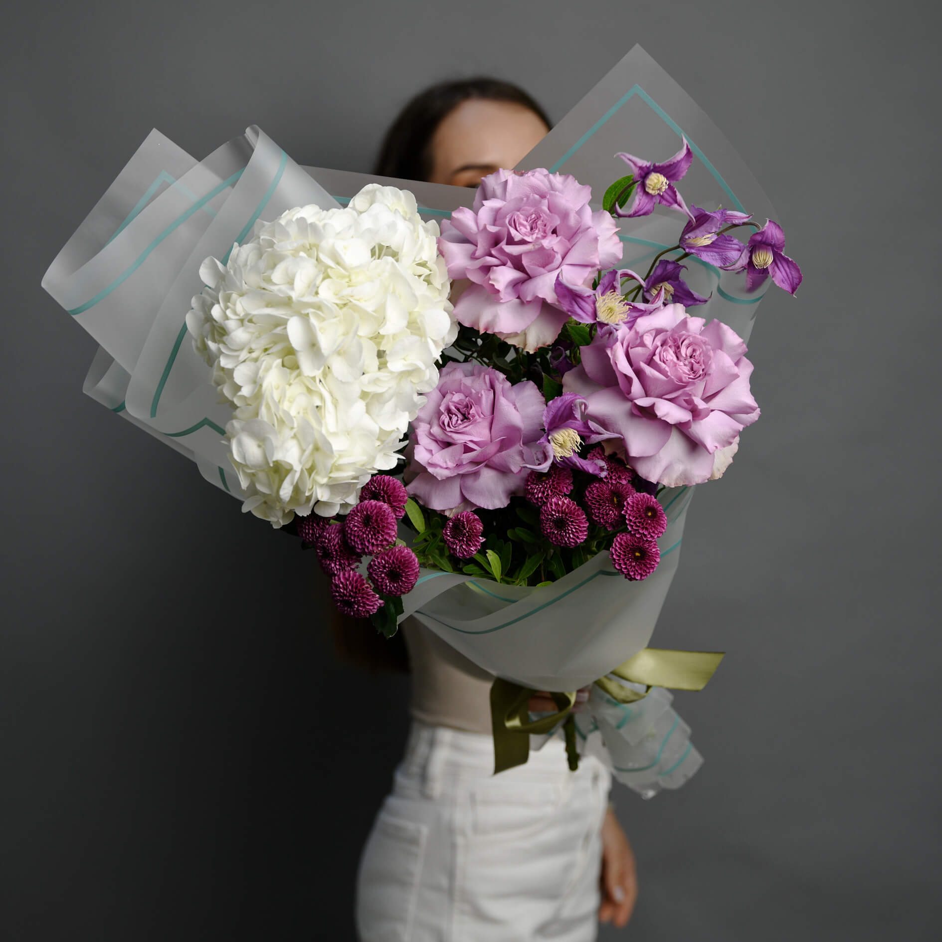 Buchete hortensii - California Flowers, Buchet hortensie alba si trandafiri lila, Californiaflowers.ro