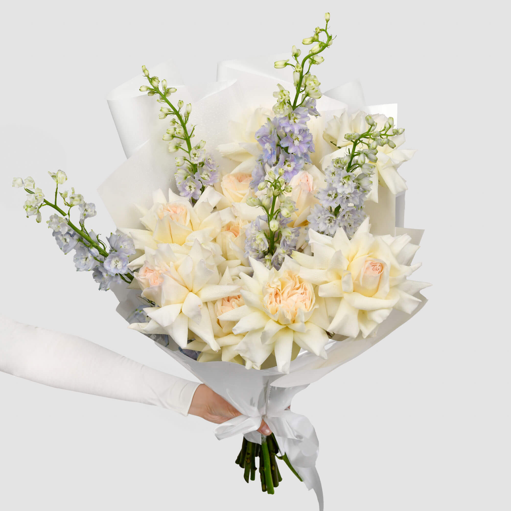 Flori de Paste - California Flowers, Buchet trandafiri speciali albi si delphinium, Californiaflowers.ro
