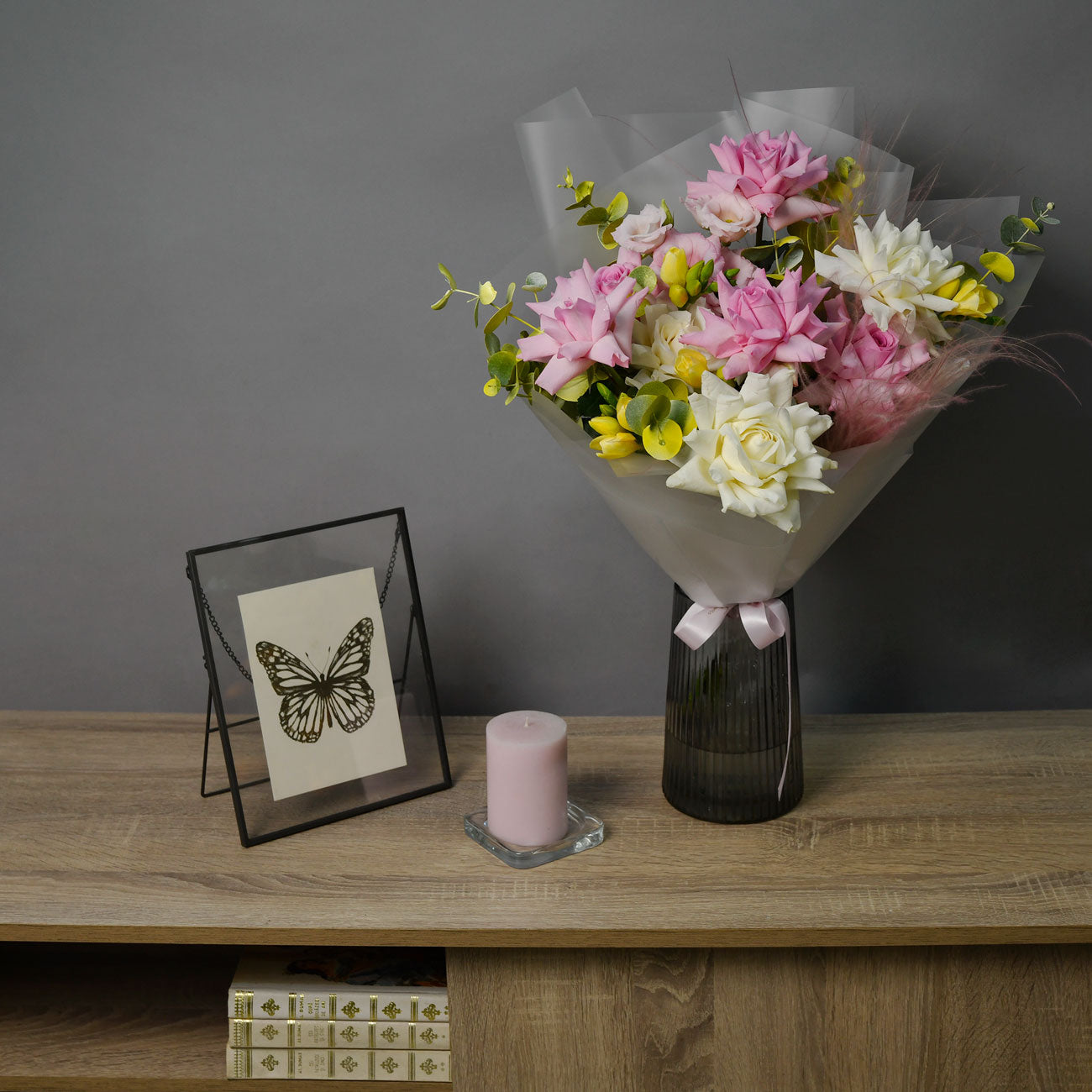 Buchet trandafiri roz si albi speciali, frezii si lisianthus, 4, Californiaflowers.ro