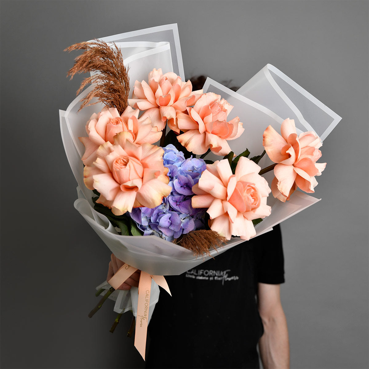 Flori pentru mama - California Flowers, Buchet hortensie albastra si trandafiri portocalii, Californiaflowers.ro