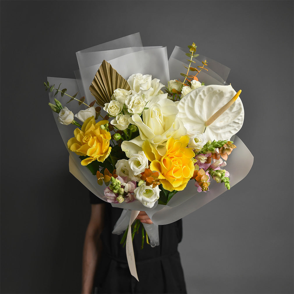 Flori pentru mama - California Flowers, Buchet trandafiri speciali galbeni, lisianthus si miniroze albe, Californiaflowers.ro