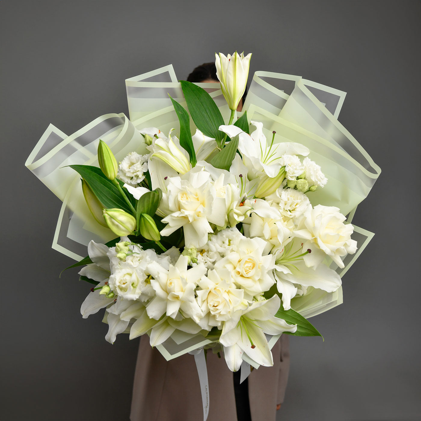 Flori pentru mama - California Flowers, Buchet trandafiri albi si crini albi, Californiaflowers.ro