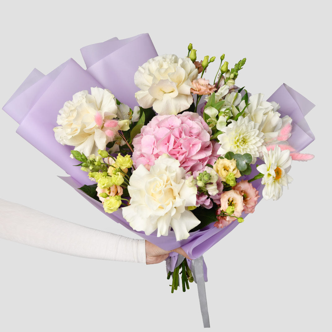 Buchete hortensii - California Flowers, Buchet trandafiri speciali albi si hortensie roz, Californiaflowers.ro