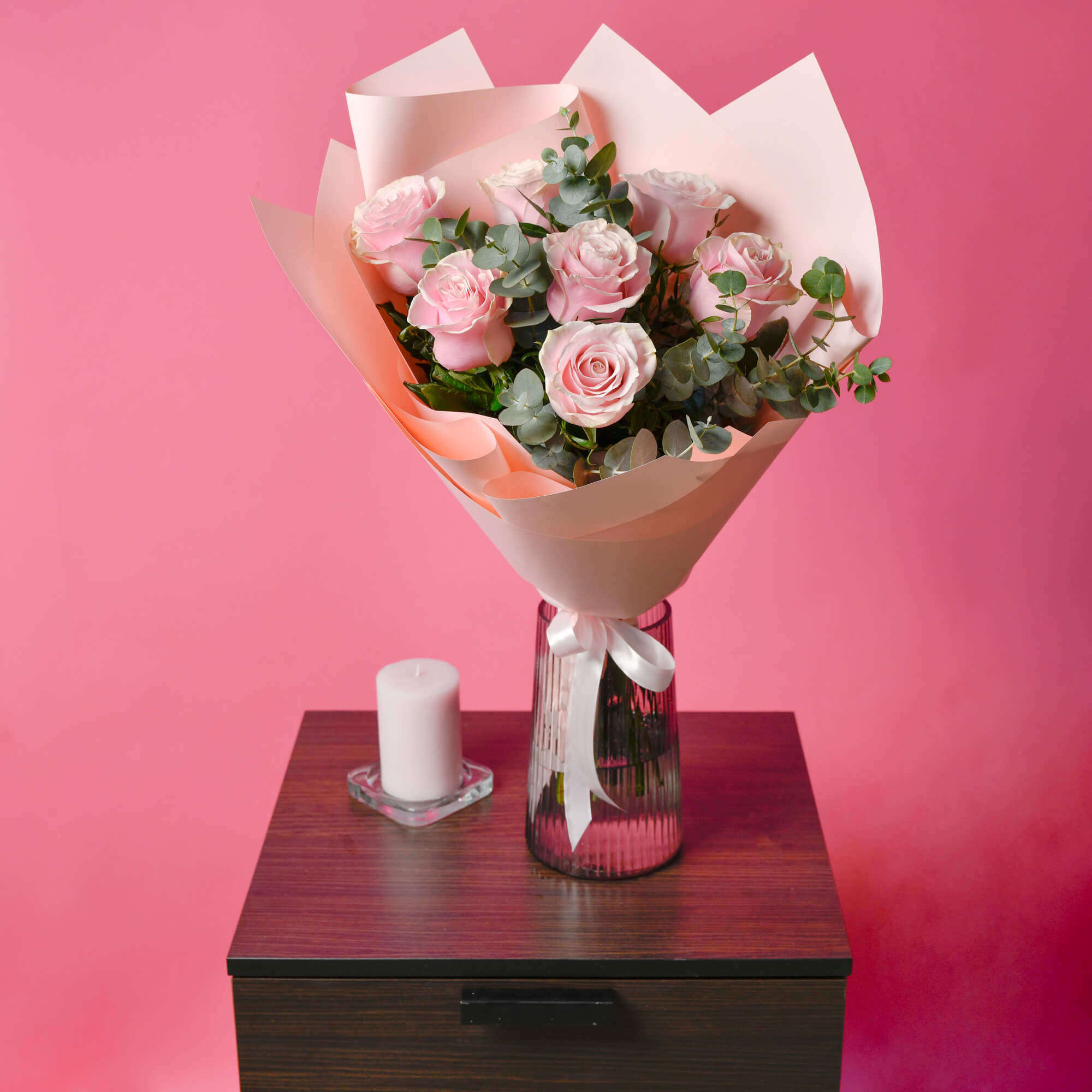 Flori pentru iubita – California Flowers, Buchet 7 trandafiri roz si eucalipt, Californiaflowers.ro