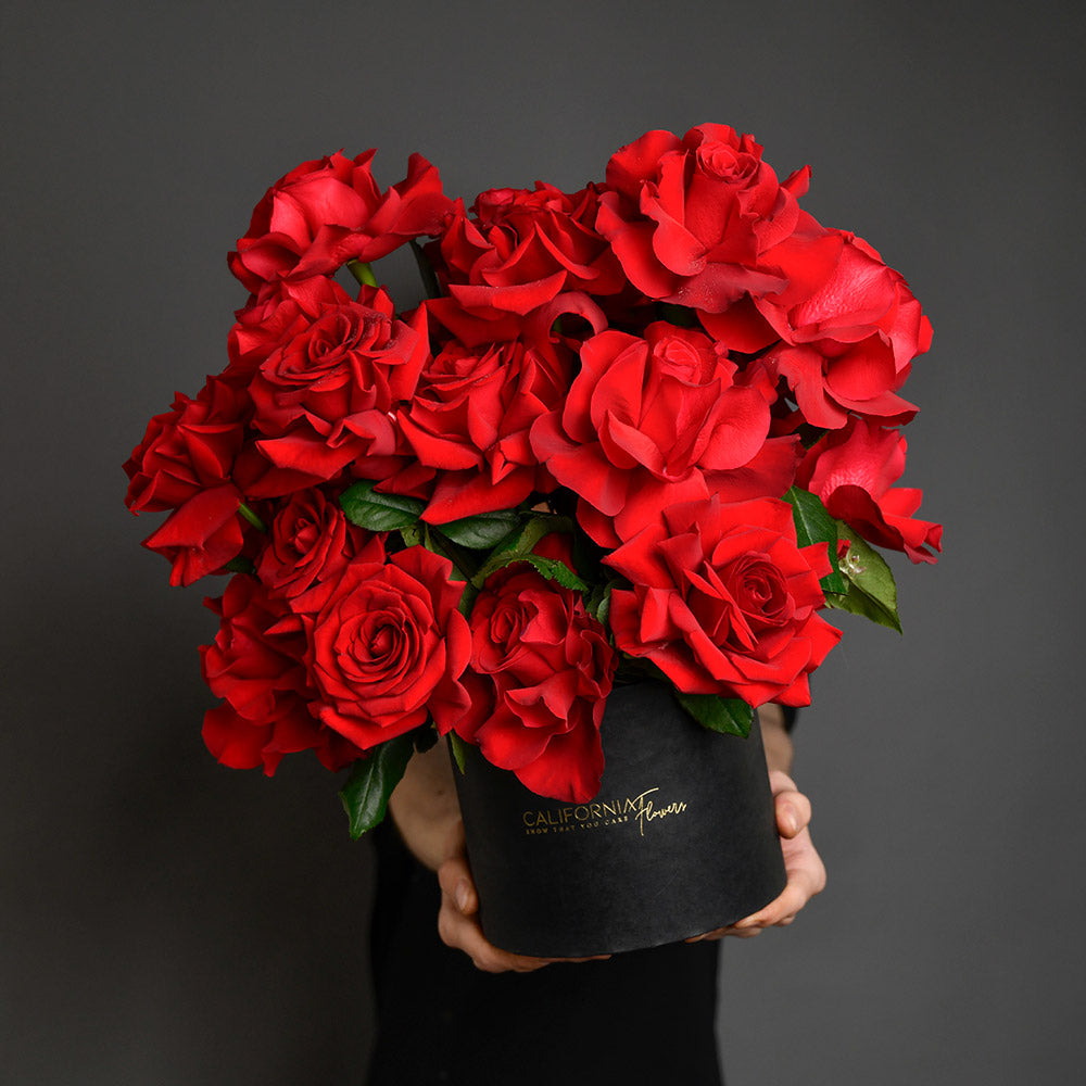 Flori pentru iubita – California Flowers, Aranjament floral in cutie cu 25 trandafiri rosii speciali, Californiaflowers.ro