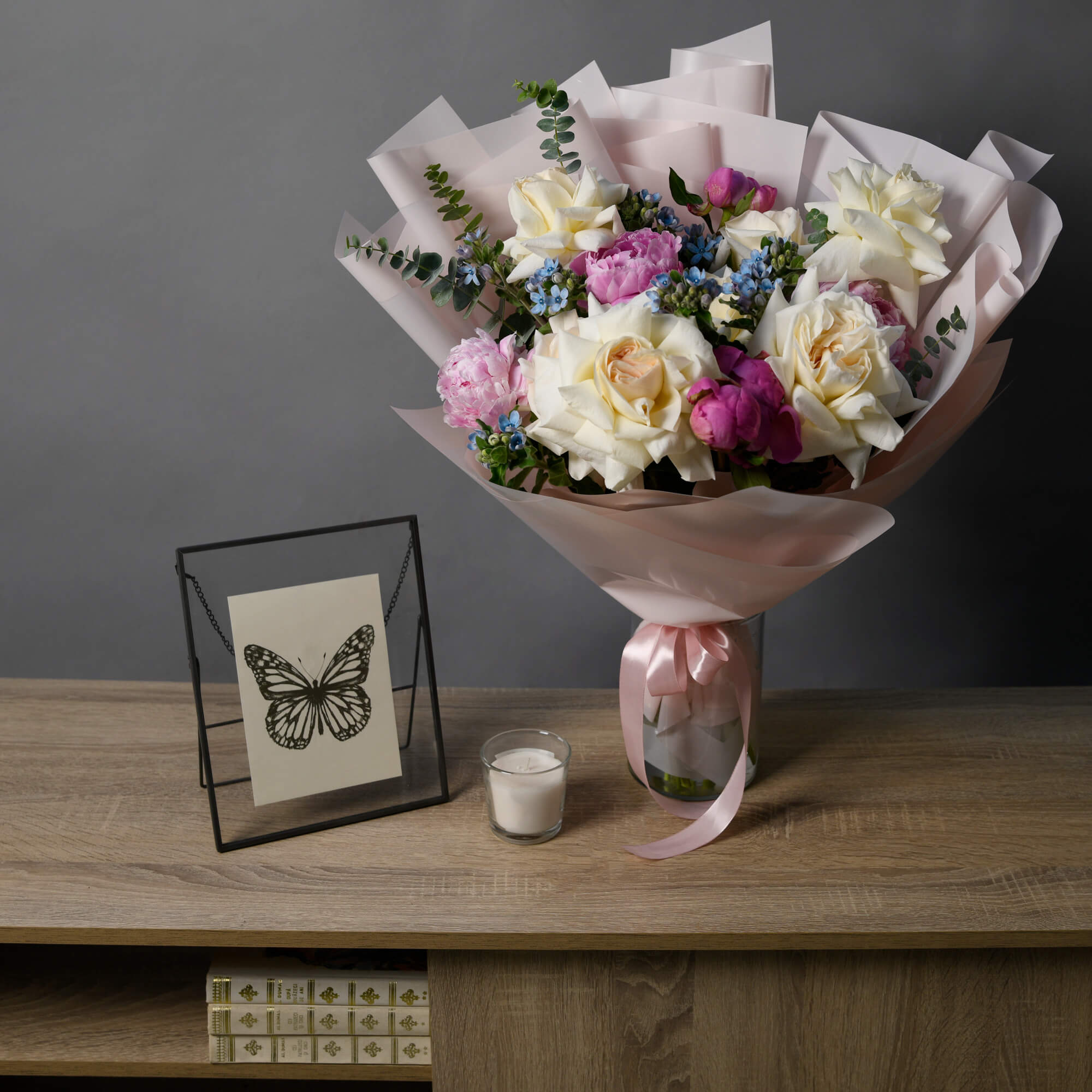 Buchet bujori roz, trandafiri albi si eucalipt, 3, Californiaflowers.ro