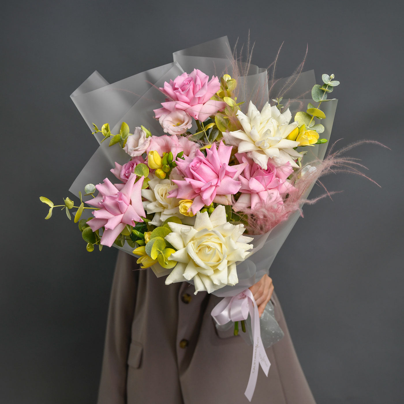 Buchet trandafiri roz si albi speciali, frezii si lisianthus, 3, Californiaflowers.ro
