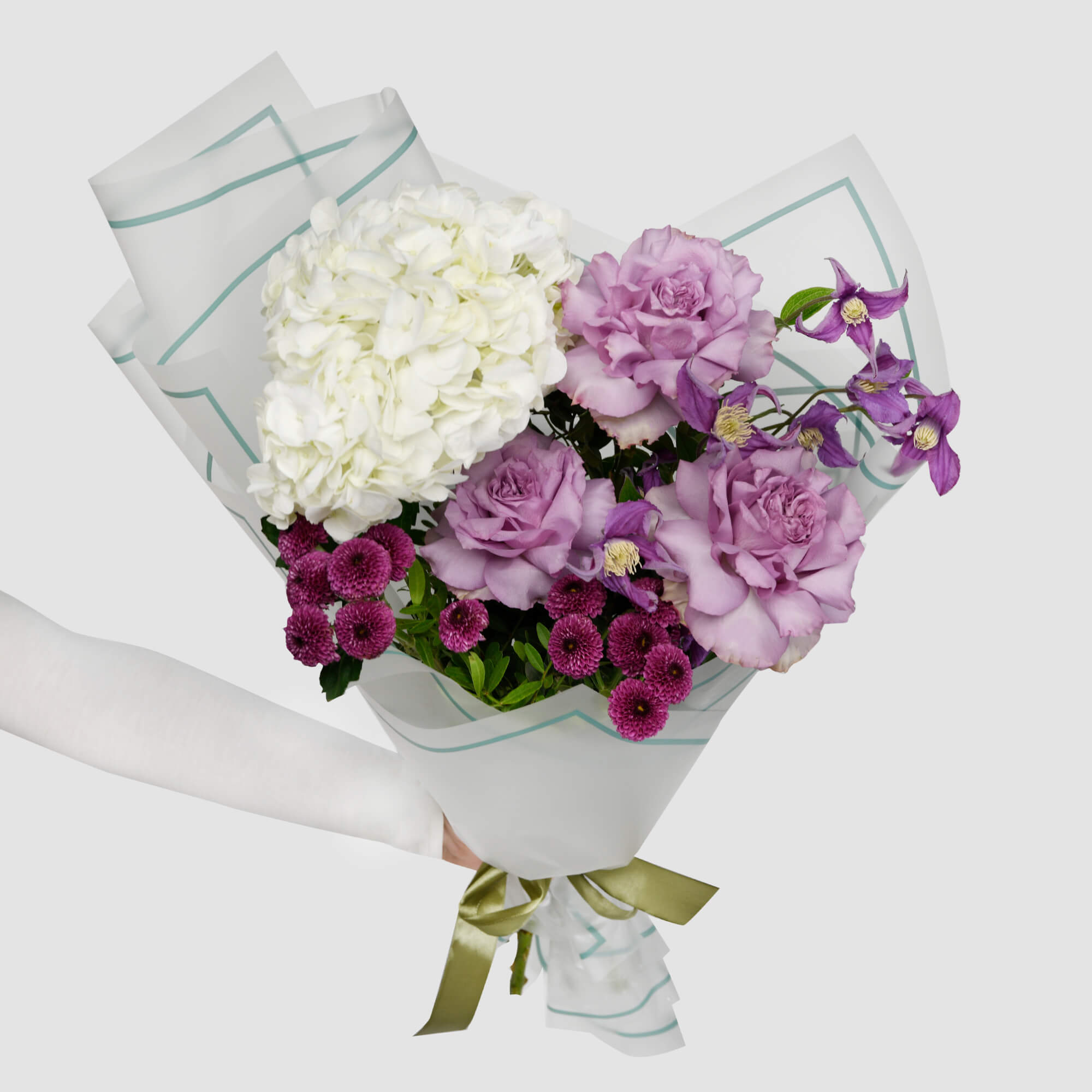 Buchete hortensii - California Flowers, Buchet hortensie alba si trandafiri lila, Californiaflowers.ro