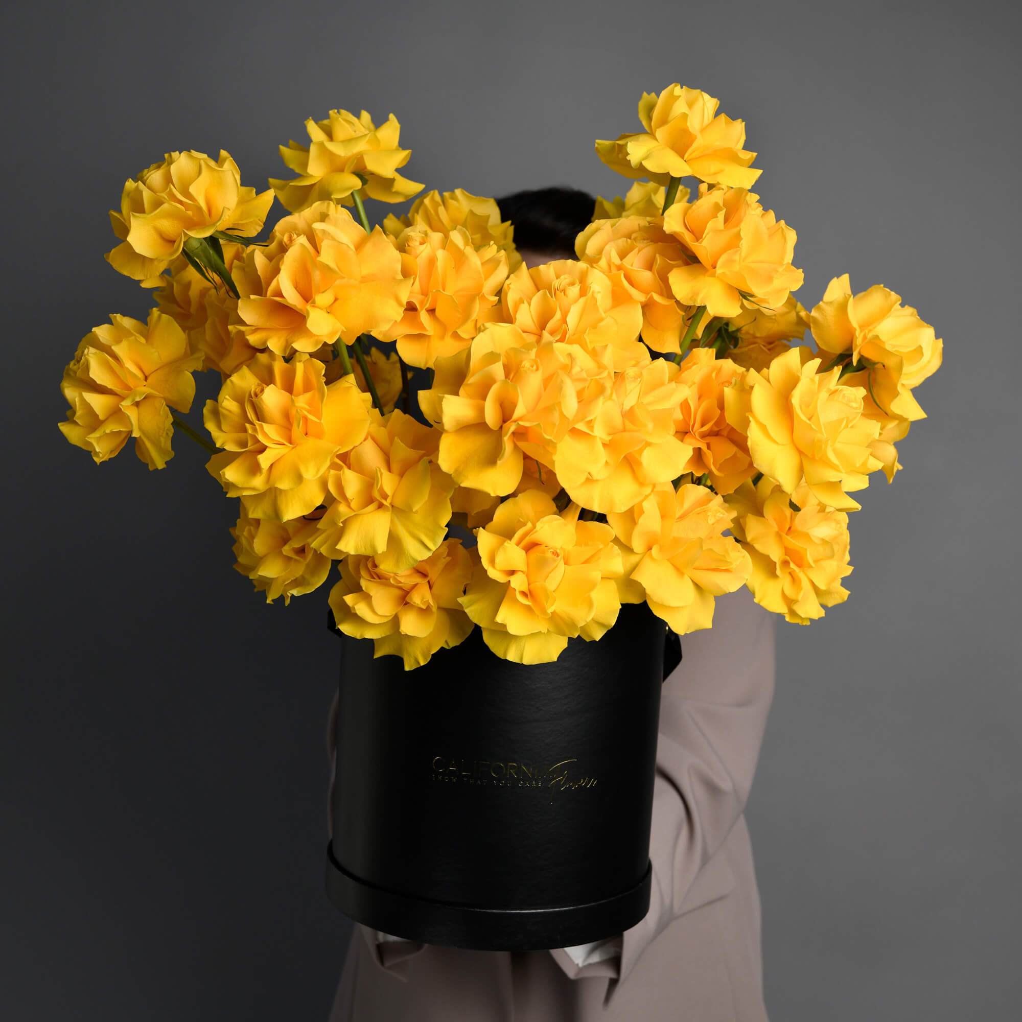 Flori pentru iubita – California Flowers, Aranjament floral in cutie cu 55 trandafiri speciali galbeni, Californiaflowers.ro