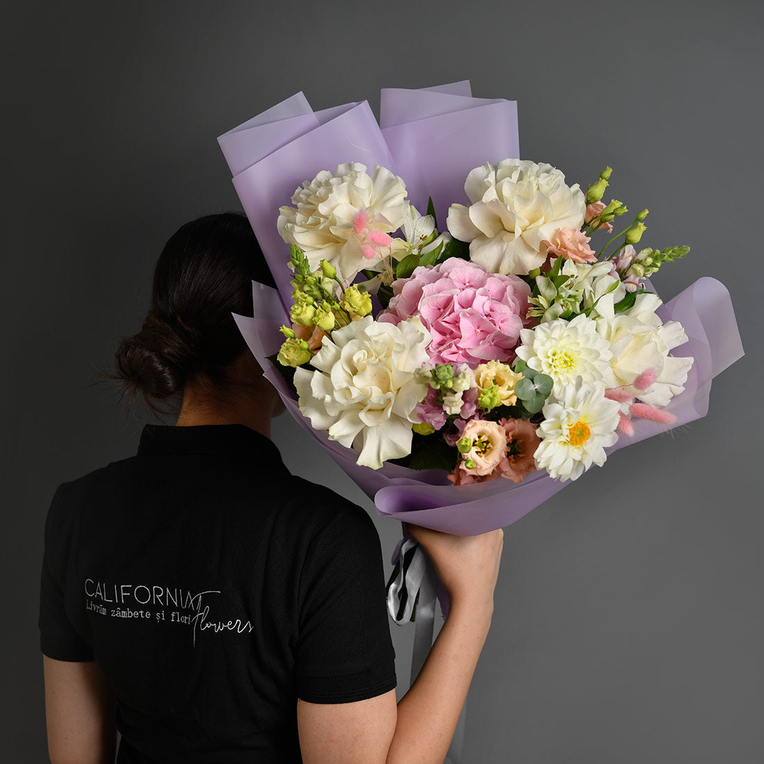 Buchete hortensii - California Flowers, Buchet trandafiri speciali albi si hortensie roz, Californiaflowers.ro