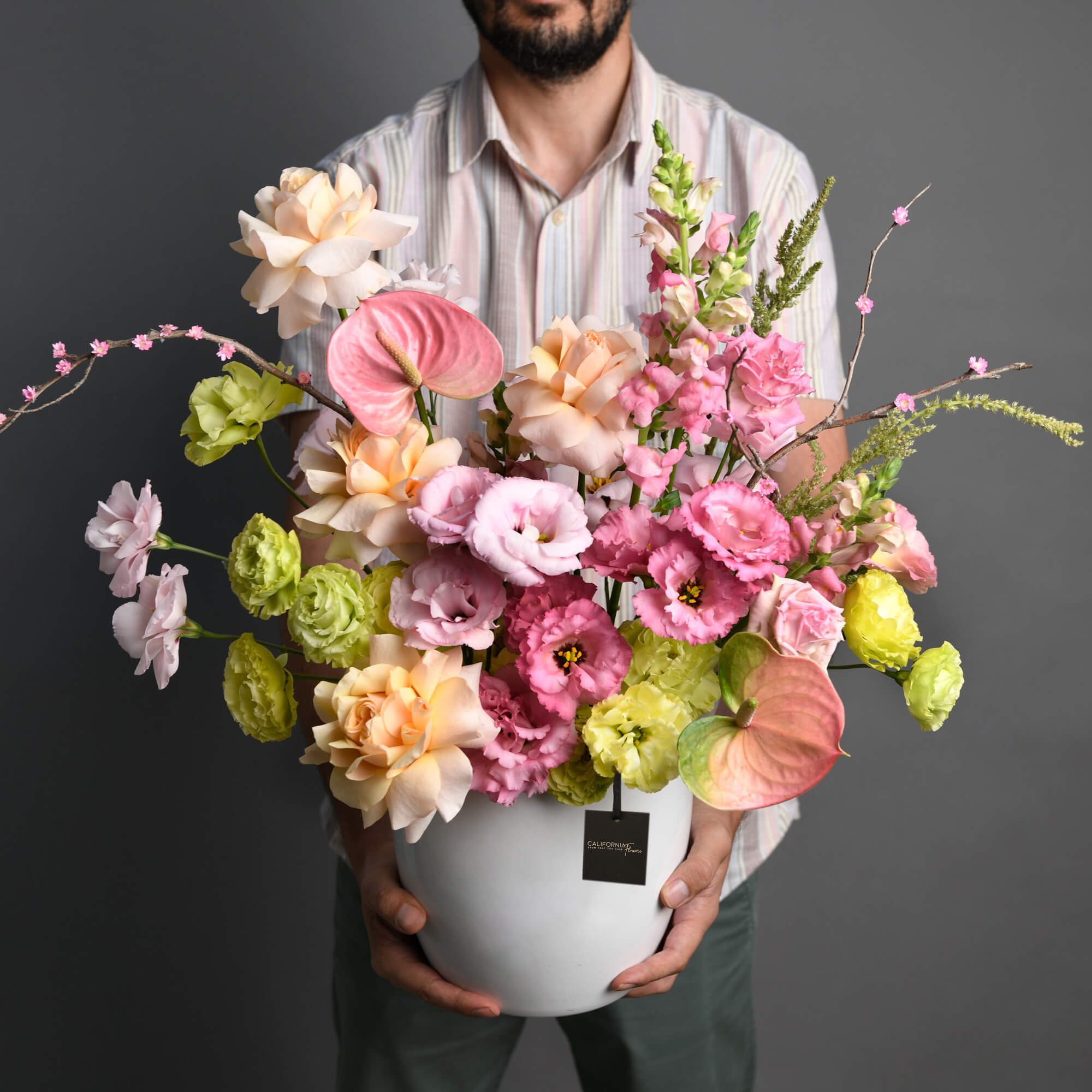 Cu ce se sterg frunzele la flori si cum sa le mentii sanatoase?, Aranjament floral in vas ceramic cu anthurium si lisianthus roz, Californiaflowers.ro