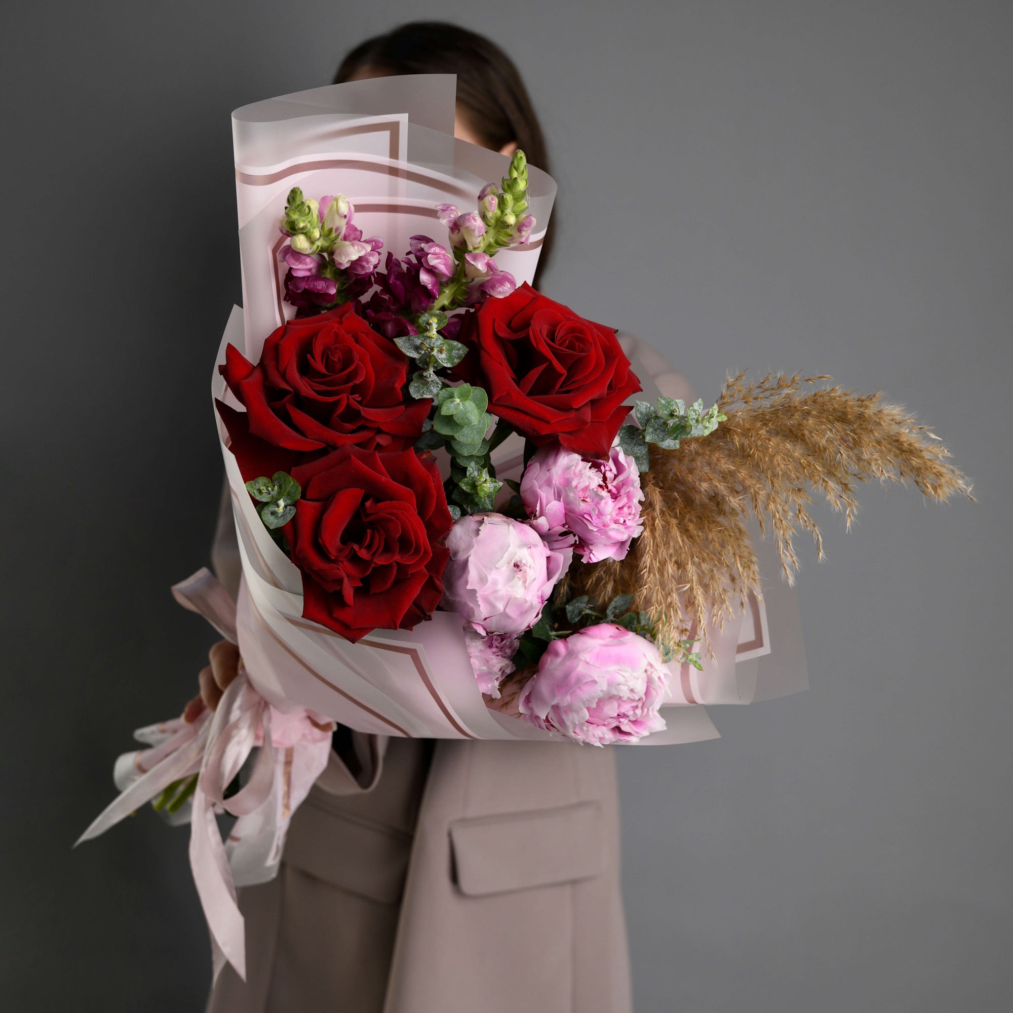 Buchete flori mixte, Buchet bujori roz si trandafiri rosii speciali, Californiaflowers.ro