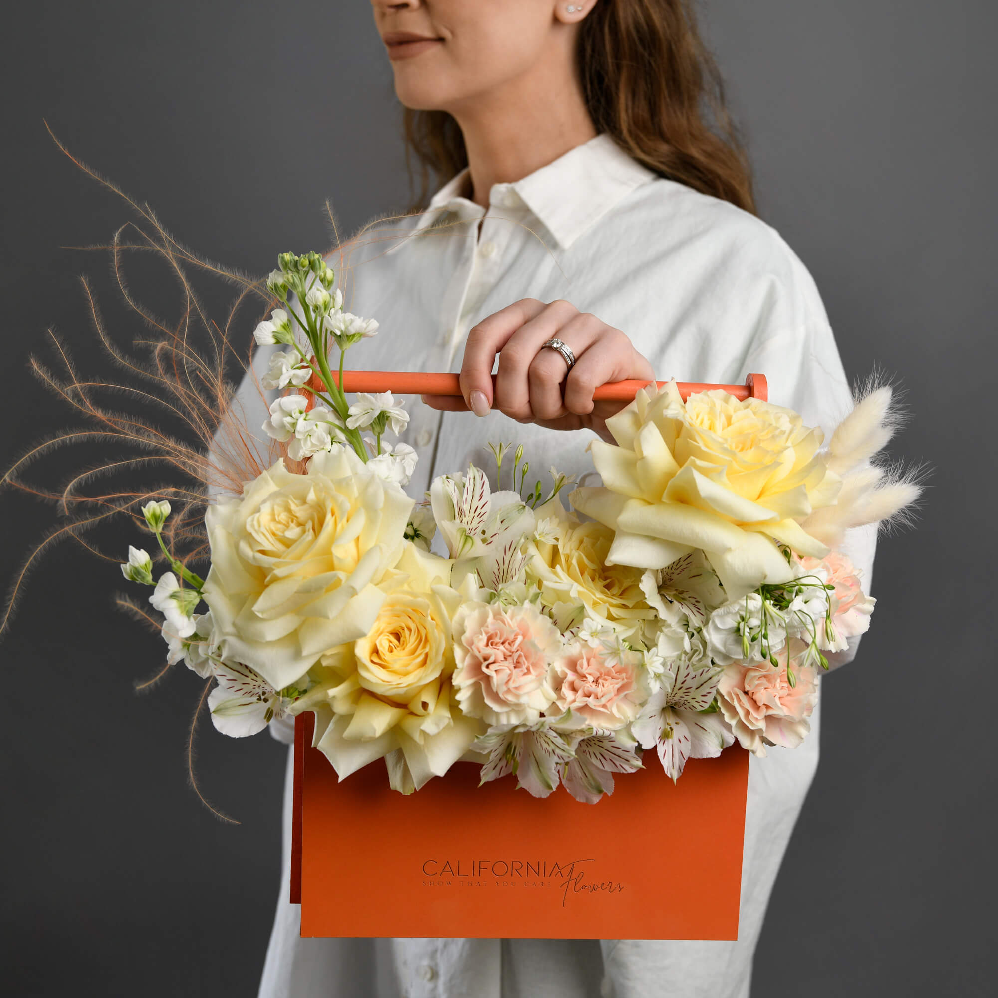 Livrare Flori Cluj Napoca, Aranjament floral in cutie cu trandafiri si matthiola alba, Californiaflowers.ro