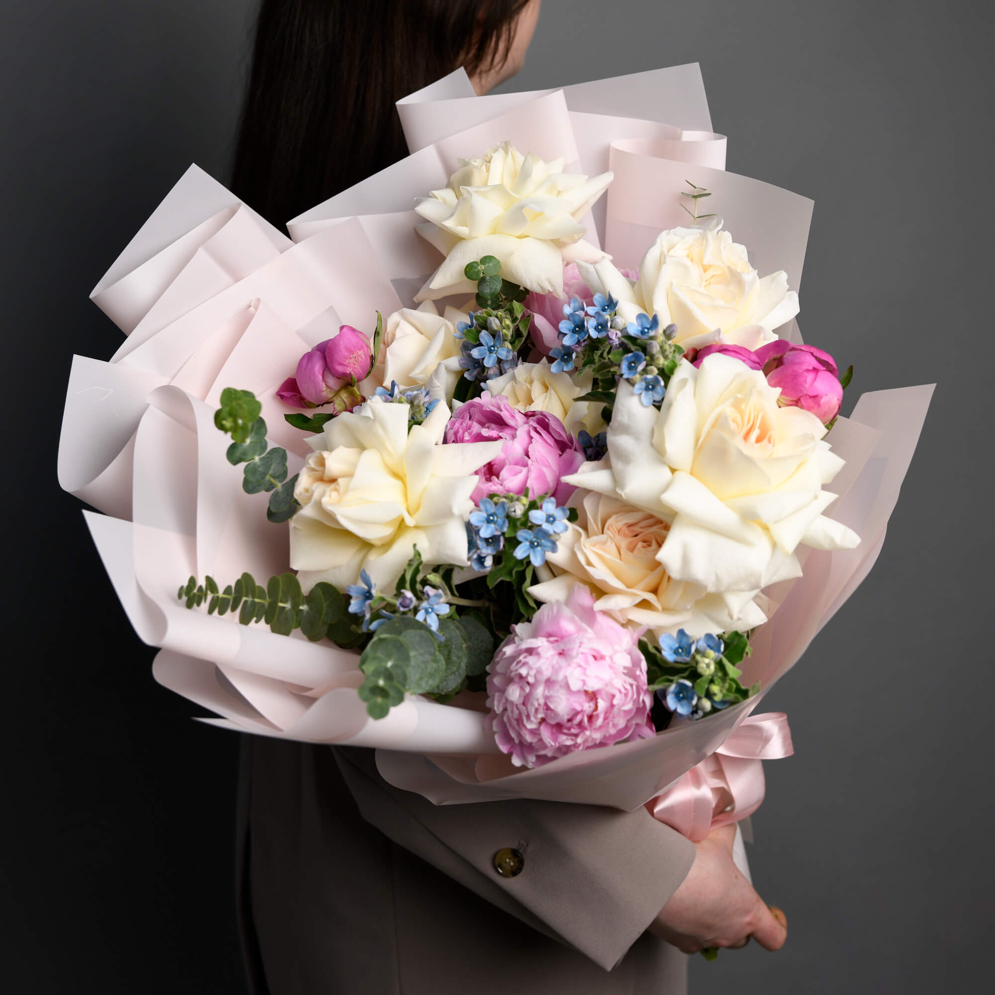 Aranjamente florale nou nascut - California Flowers, Buchet bujori roz, trandafiri albi si eucalipt, Californiaflowers.ro