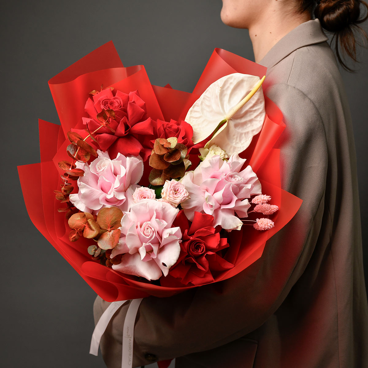 Flori de Paste - California Flowers, Buchet trandafiri rosii speciali si miniroze roz si anthurium, Californiaflowers.ro