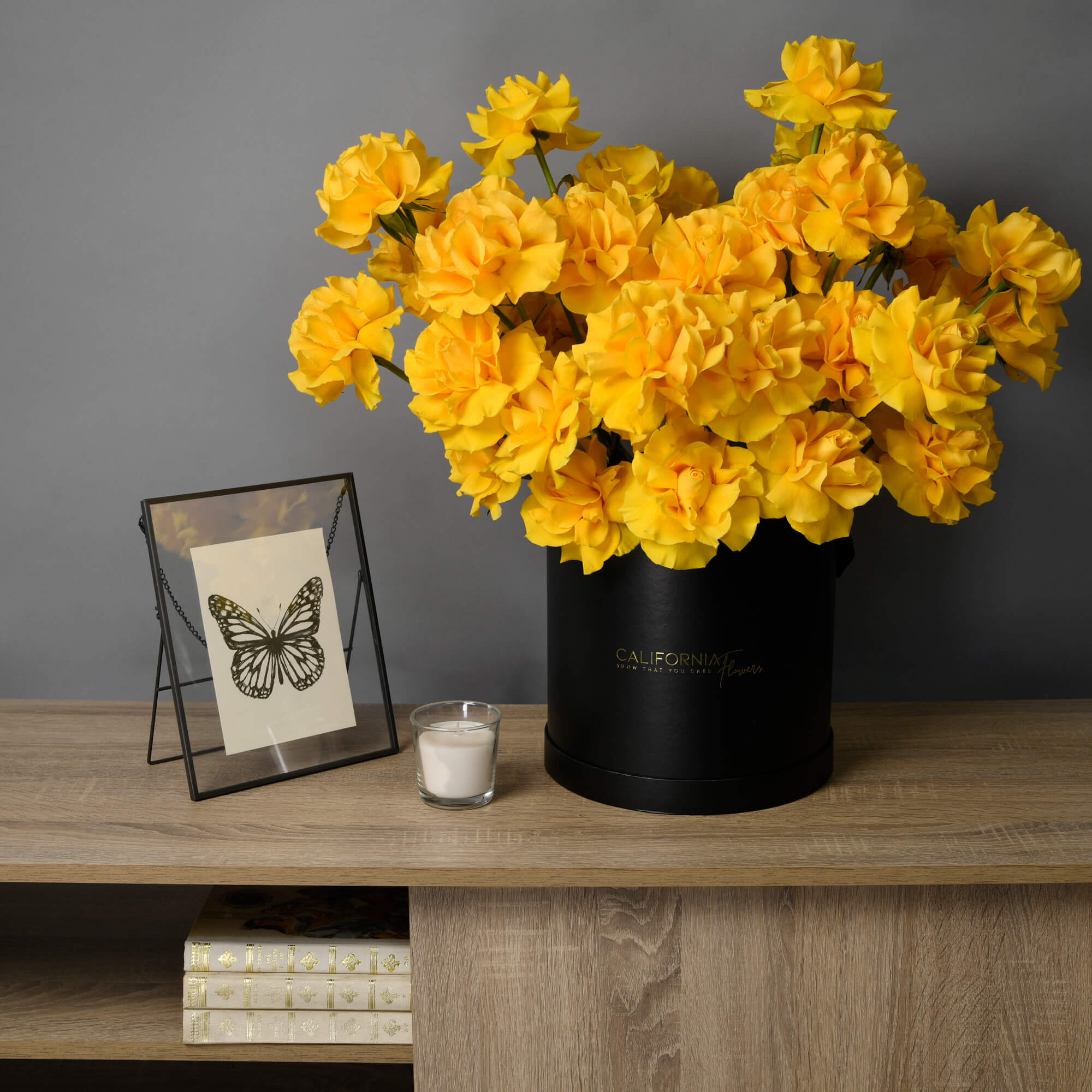 Aranjament floral in cutie cu 55 trandafiri speciali galbeni, 3, Californiaflowers.ro