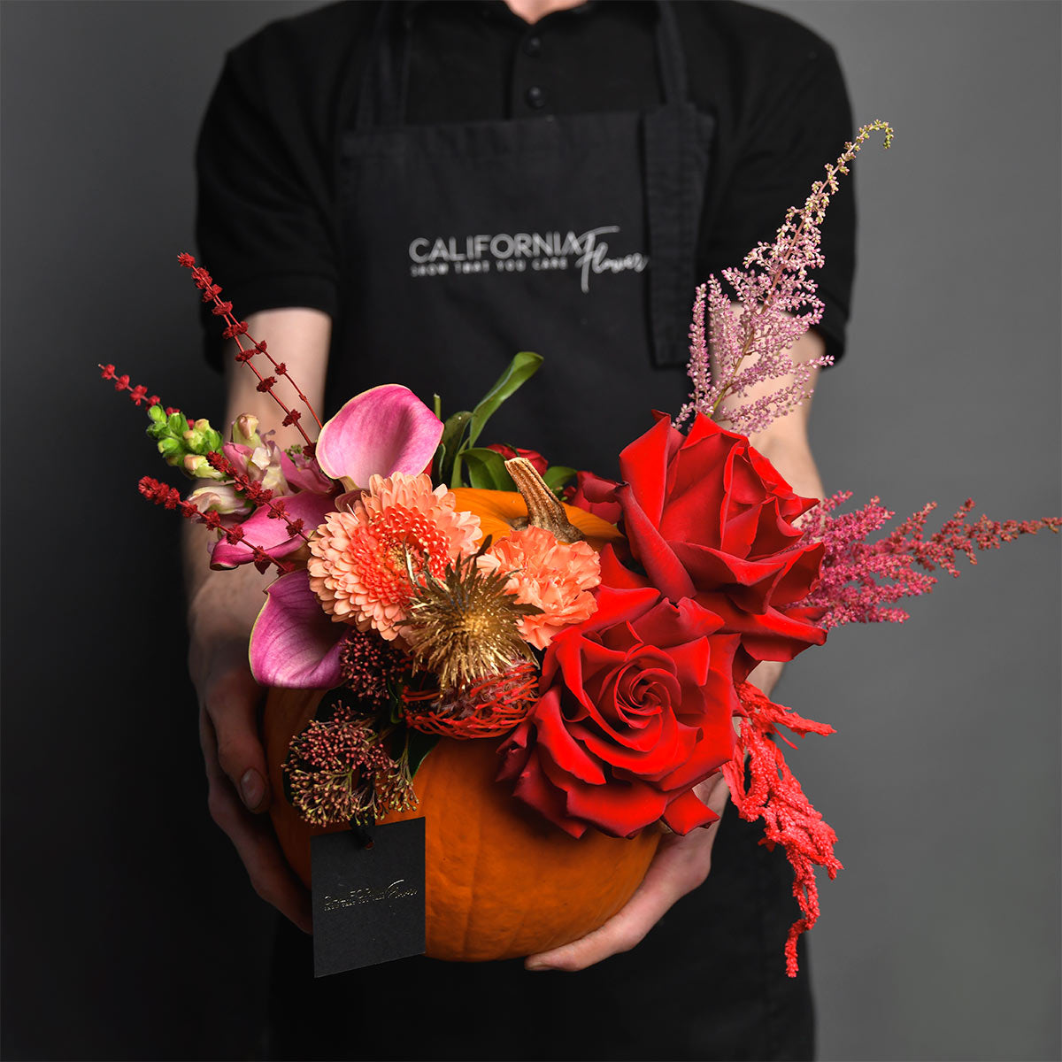 Livrare flori Bucuresti - California Flowers, Aranjament floral in dovleac cu trandafir special rosu, antirrhinum, gerbera si astillbe, Californiaflowers.ro