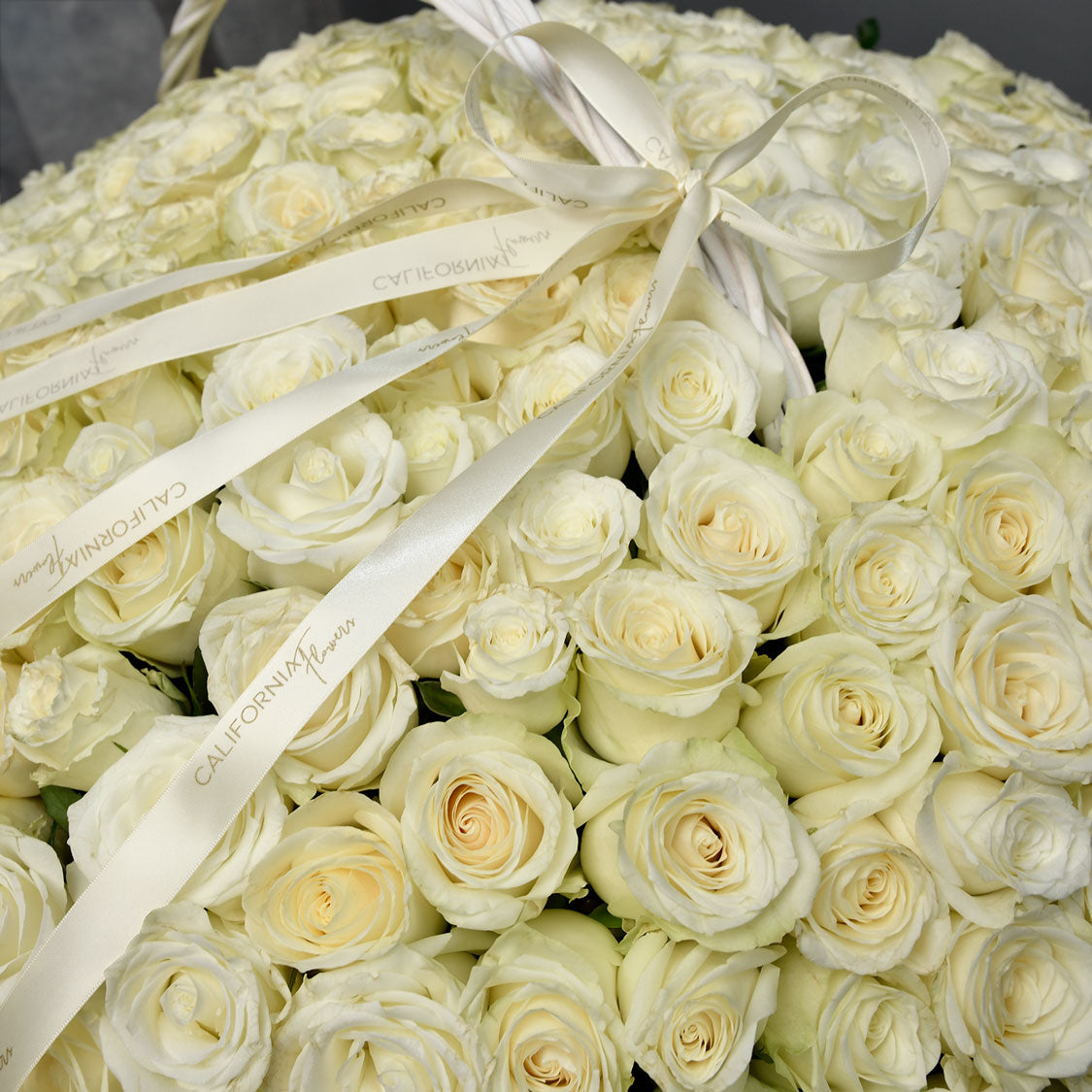 Aranjament floral in cos cu 400 trandafiri albi, 2, Californiaflowers.ro