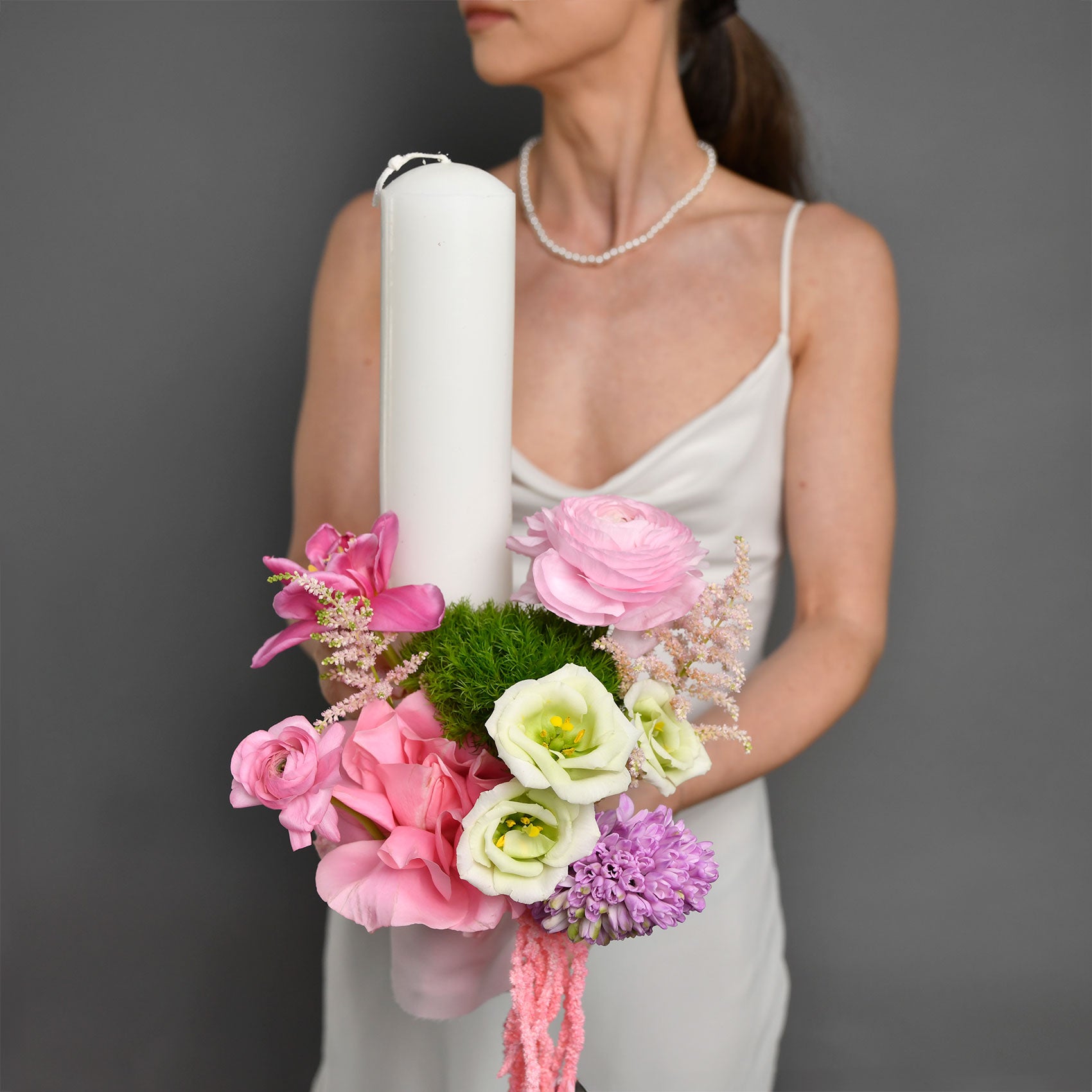 Lumanari botez flori naturale - California Flowers, Lumanare botez cu lisianthus si zambila, Californiaflowers.ro