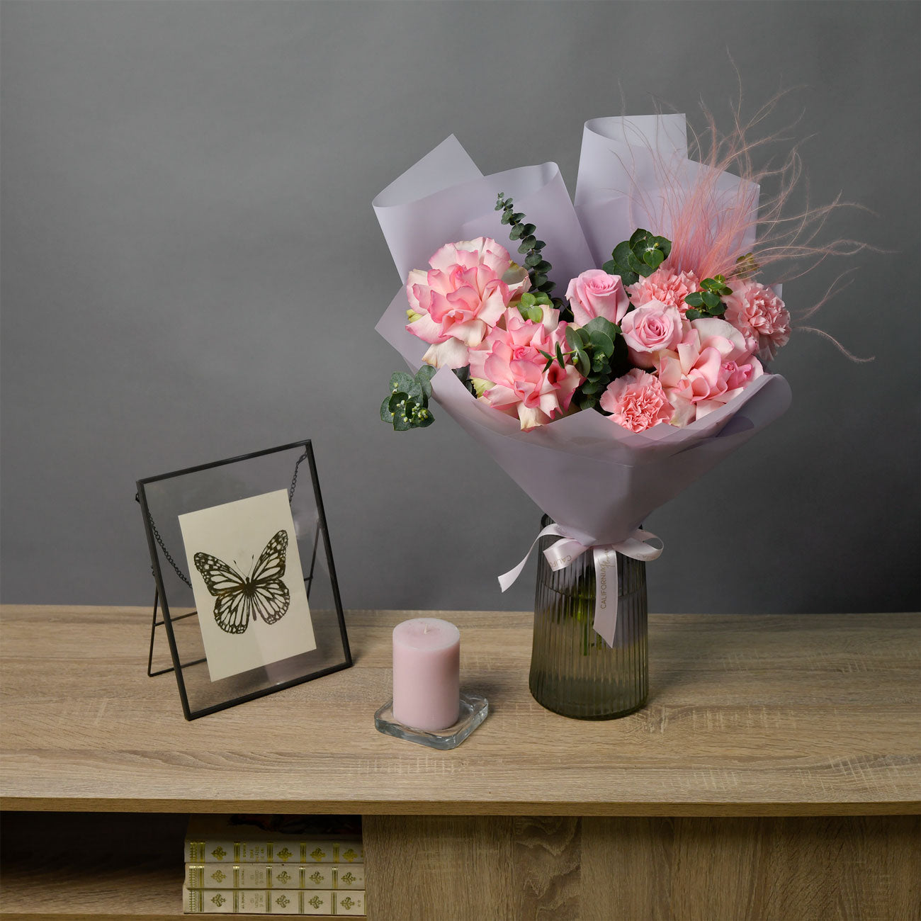 Flori de Paste - California Flowers, Buchet trandafiri roz, dianthus si eucalipt, Californiaflowers.ro