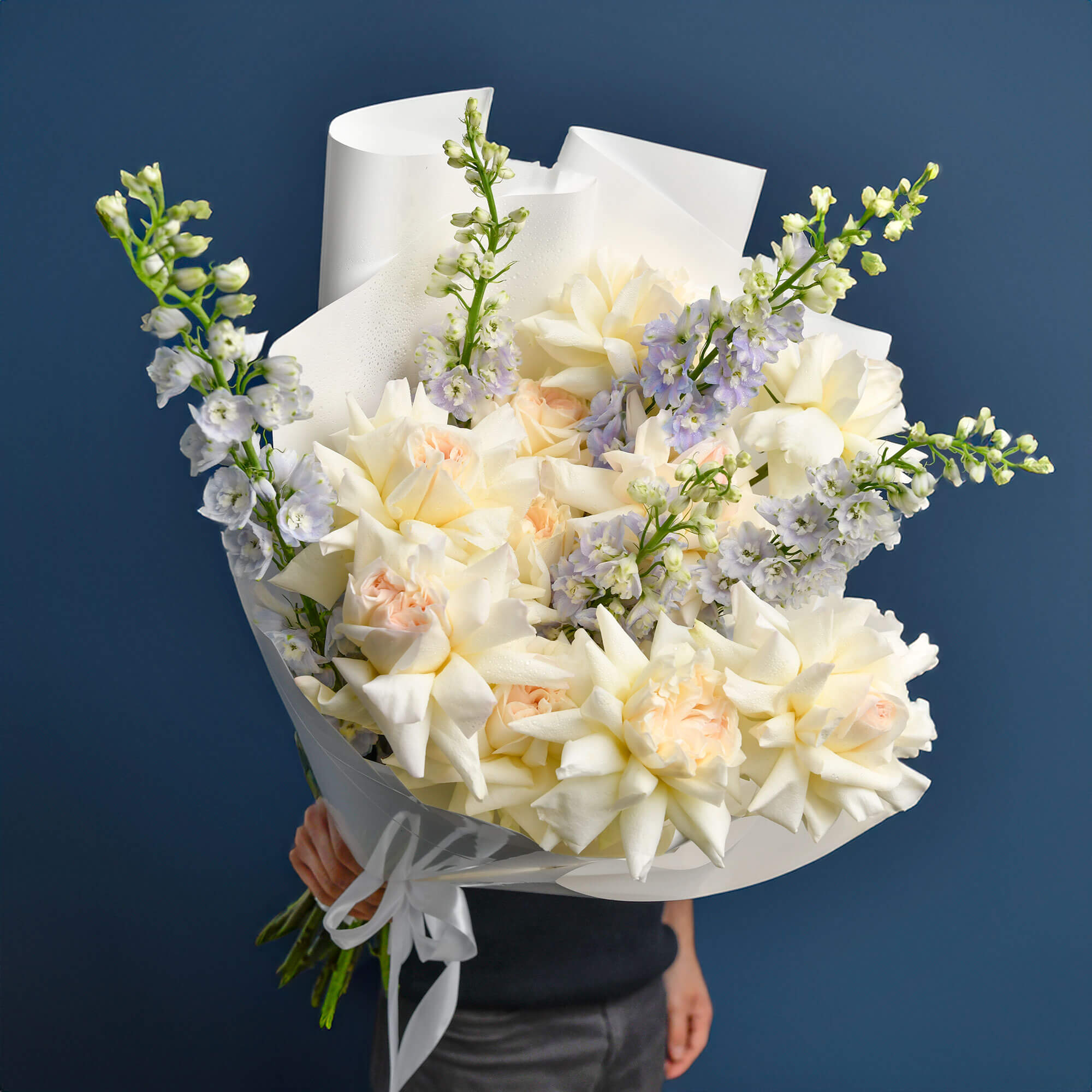 Flori de Paste - California Flowers, Buchet trandafiri speciali albi si delphinium, Californiaflowers.ro