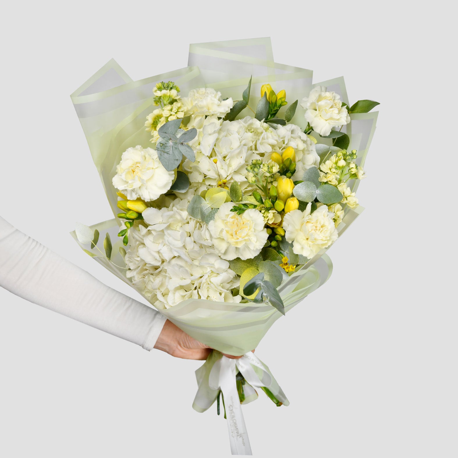 Flori pentru mama - California Flowers, Buchet hortensie alba, matthiola si frezii, Californiaflowers.ro