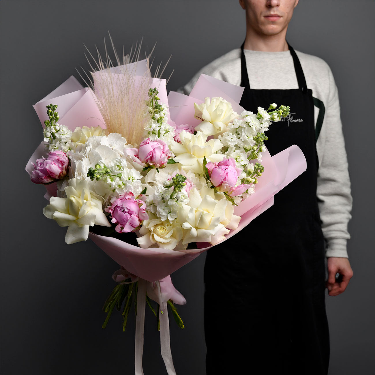 Flori de Florii - California Flowers, Buchet bujori naturali roz, trandafiri albi si matthiola, Californiaflowers.ro