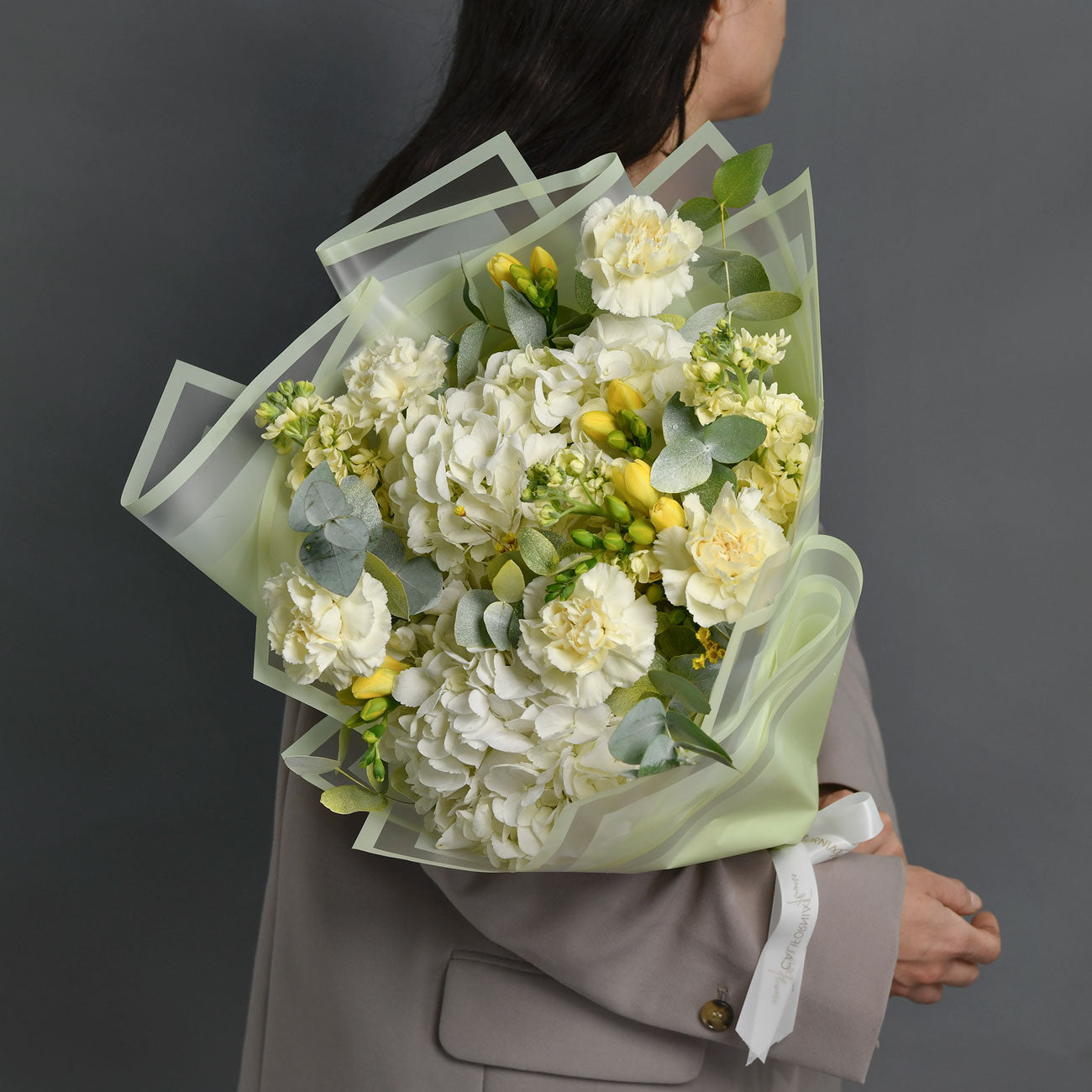 Flori pentru mama - California Flowers, Buchet hortensie alba, matthiola si frezii, Californiaflowers.ro