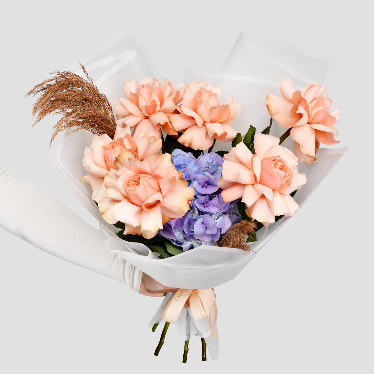 Flori pentru mama - California Flowers, Buchet hortensie albastra si trandafiri portocalii, Californiaflowers.ro