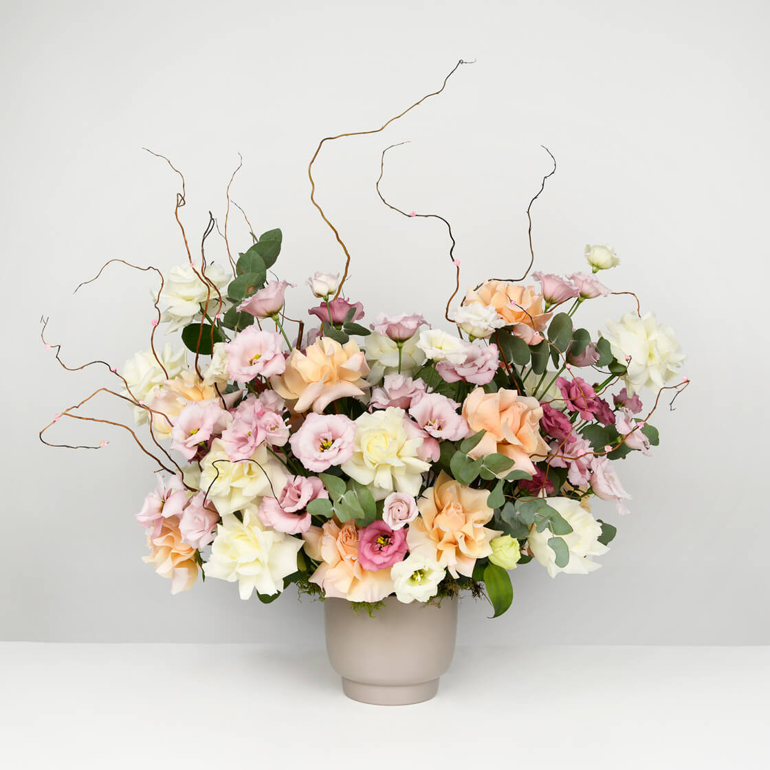 Flori pentru iubita – California Flowers, Aranjament floral in vas ceramic cu lisianthus si trandafiri speciali albi, Californiaflowers.ro