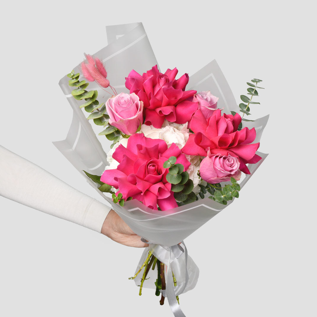 Flori pentru iubita – California Flowers, Buchet trandafiri speciali Pink si hortensie alba, Californiaflowers.ro