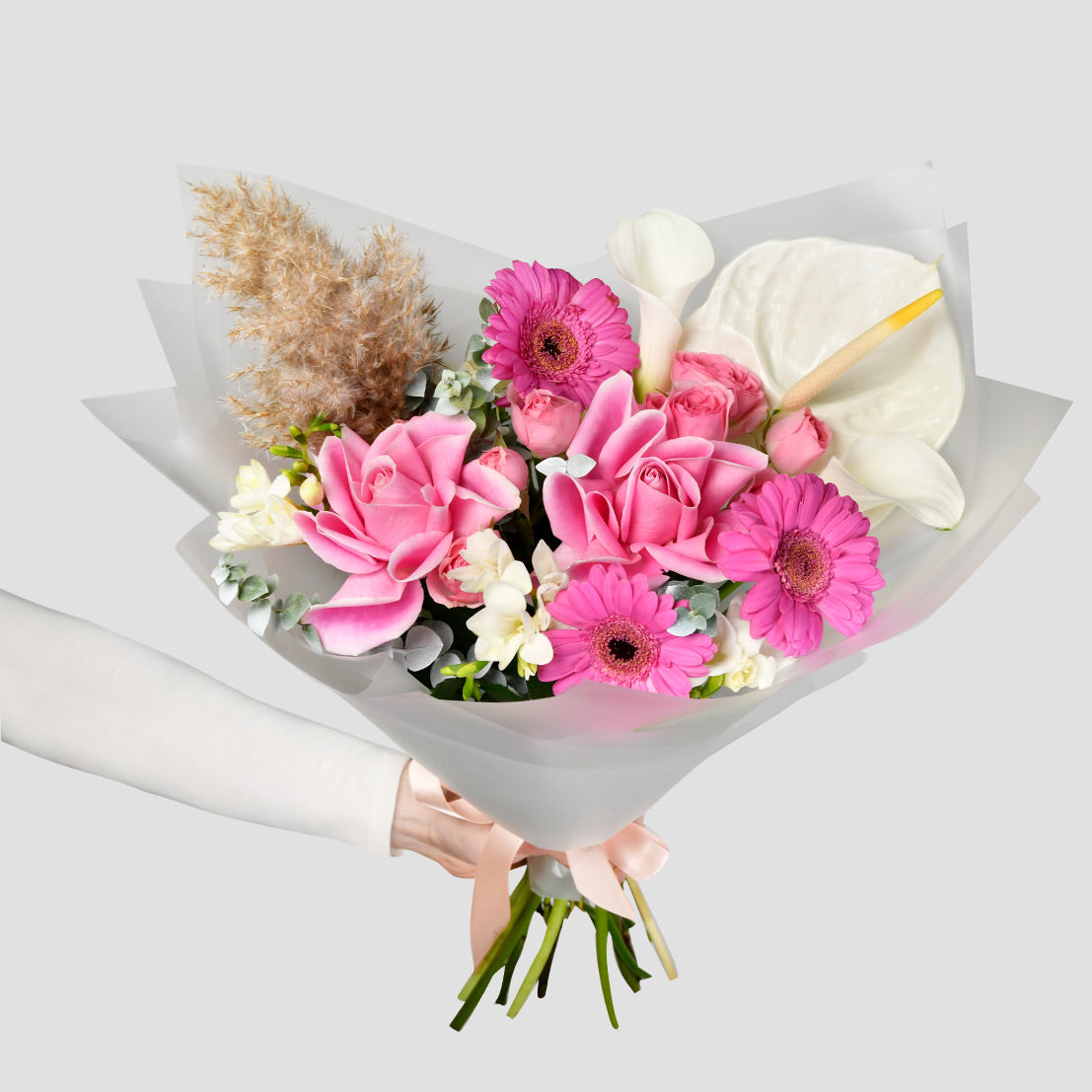 Flori pentru mama - California Flowers, Buchet trandafiri roz speciali, minigerbera si anthurium alb, Californiaflowers.ro