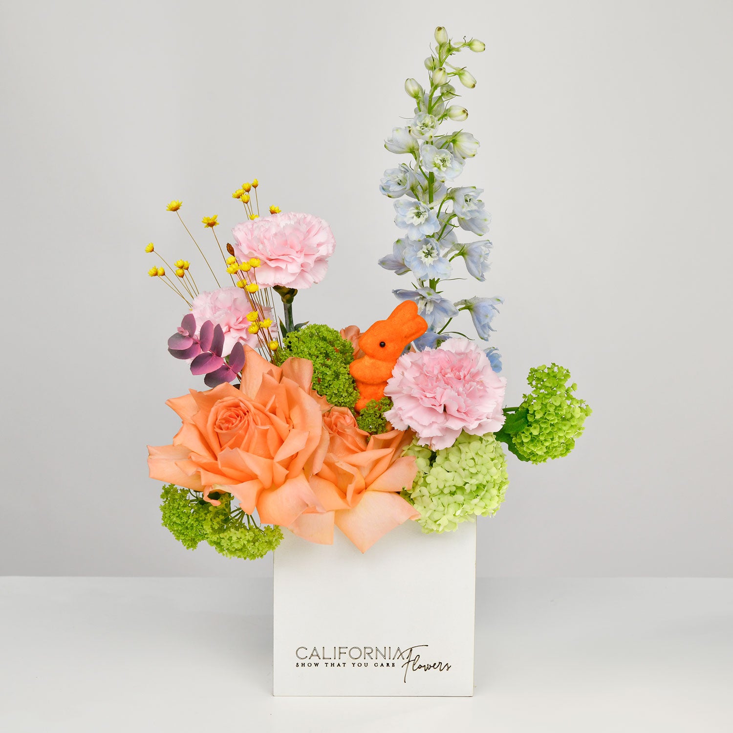 Aranjament floral in cutie cu viburnum si trandafiri speciali portocalii, 1