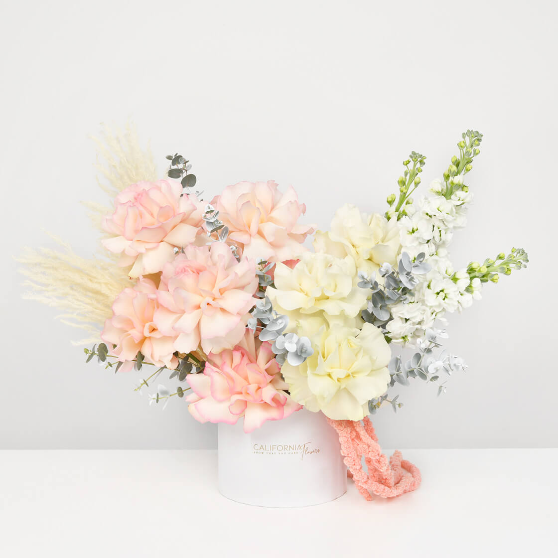 Flori pentru mama - California Flowers, Aranjament floral in cutie cu trandafiri speciali si eucalipt, Californiaflowers.ro