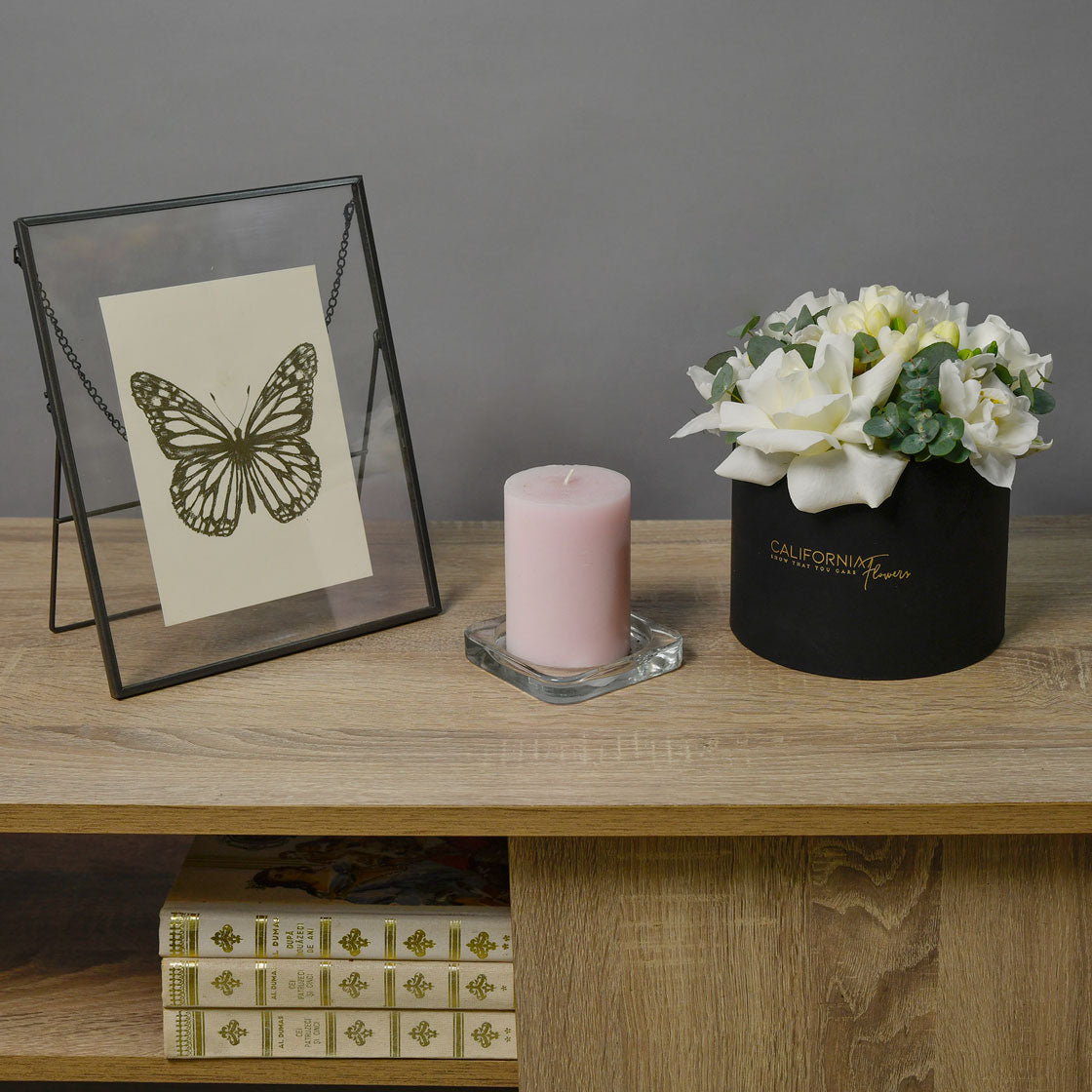 Cutii cu flori - California Flowers, Aranjament floral in cutie cu frezii albe si trandafiri, Californiaflowers.ro