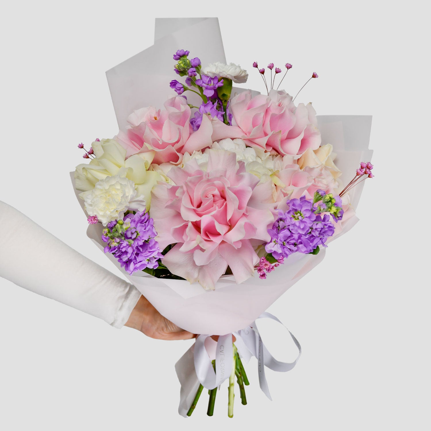 Flori pentru mama - California Flowers, Buchet trandafiri roz, albi si matthiola, Californiaflowers.ro
