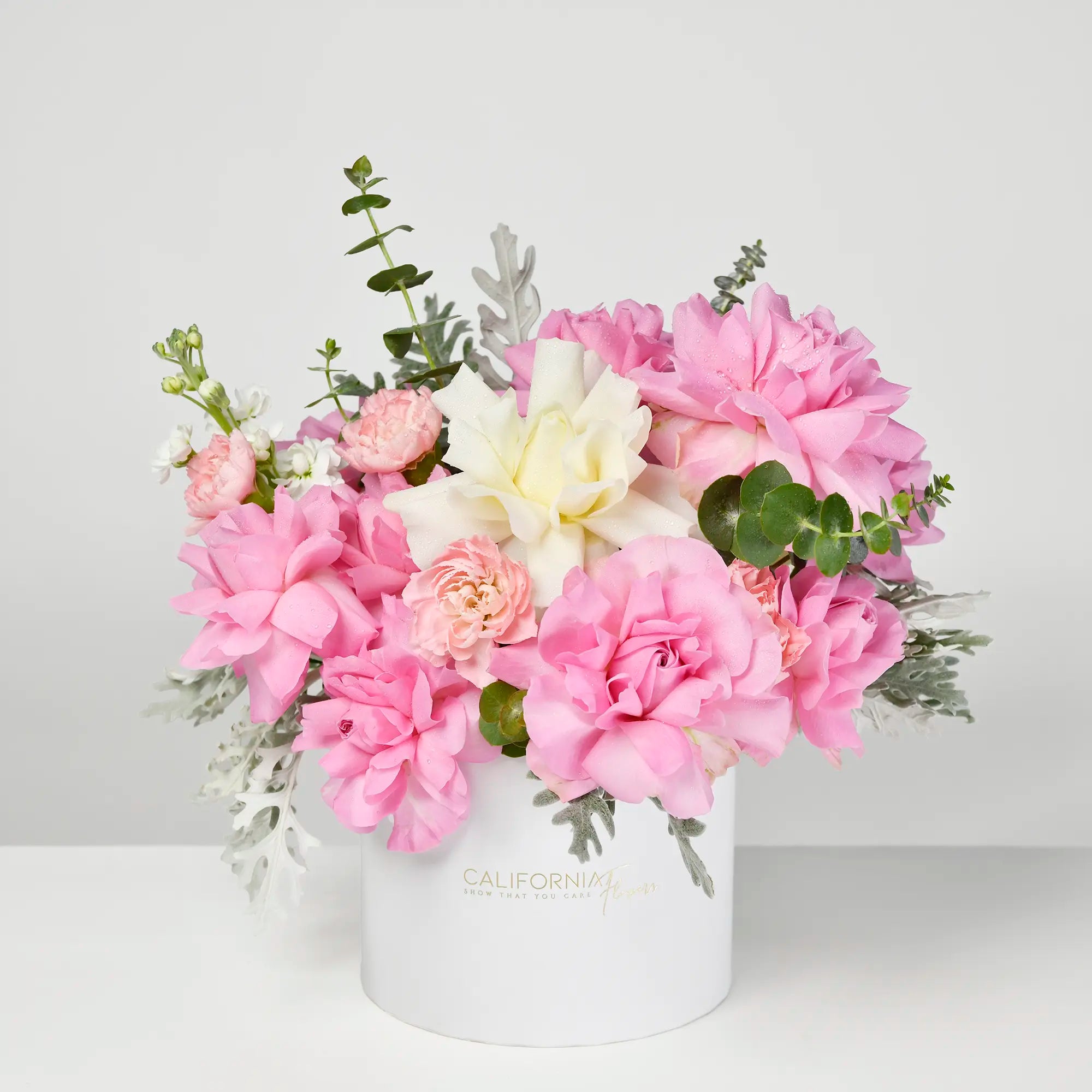 Livrare Flori Cluj Napoca, Aranjament floral in cutie cu trandafiri speciali roz, matthiola si garoafe, Californiaflowers.ro