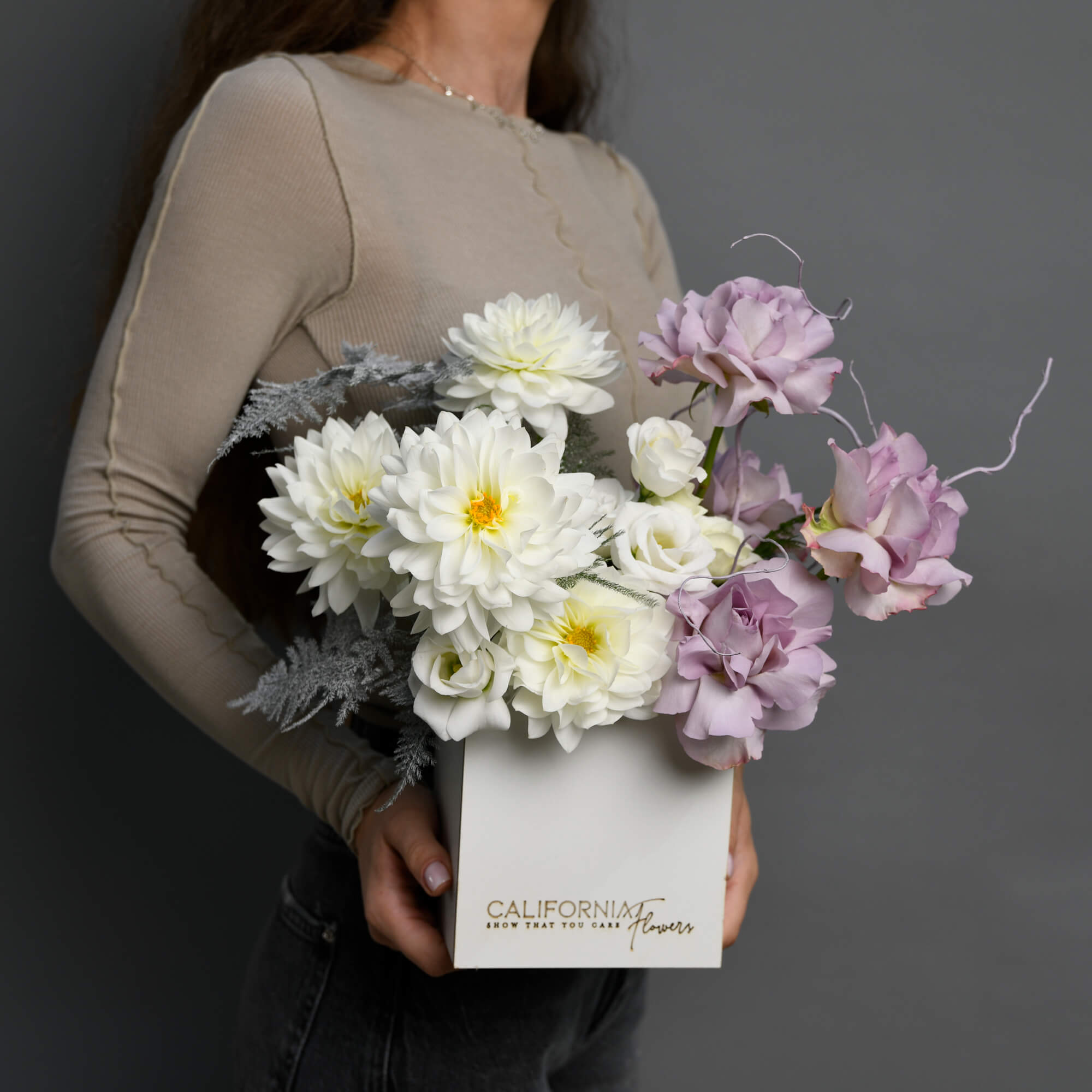 Flori pentru mama - California Flowers, Aranjament floral in cutie cu dalii si trandafiri speciali, Californiaflowers.ro