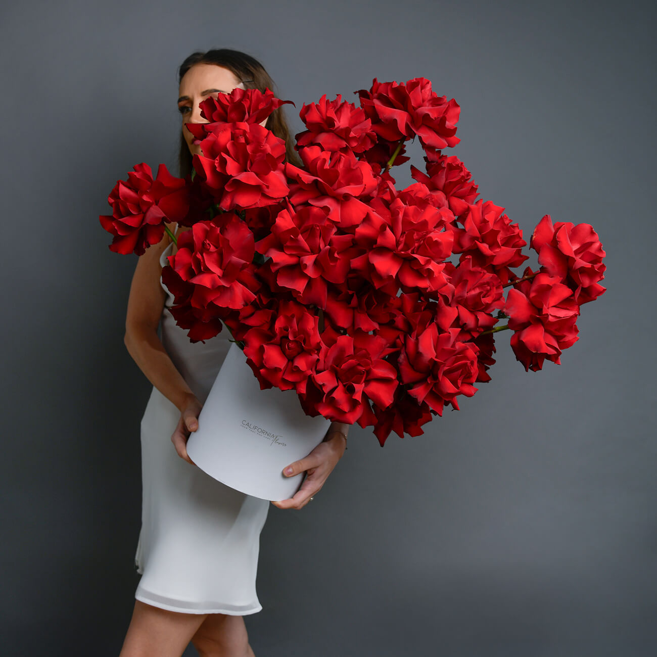 Flori pentru mama - California Flowers, Aranjament floral 55 trandafiri speciali rosii, Californiaflowers.ro