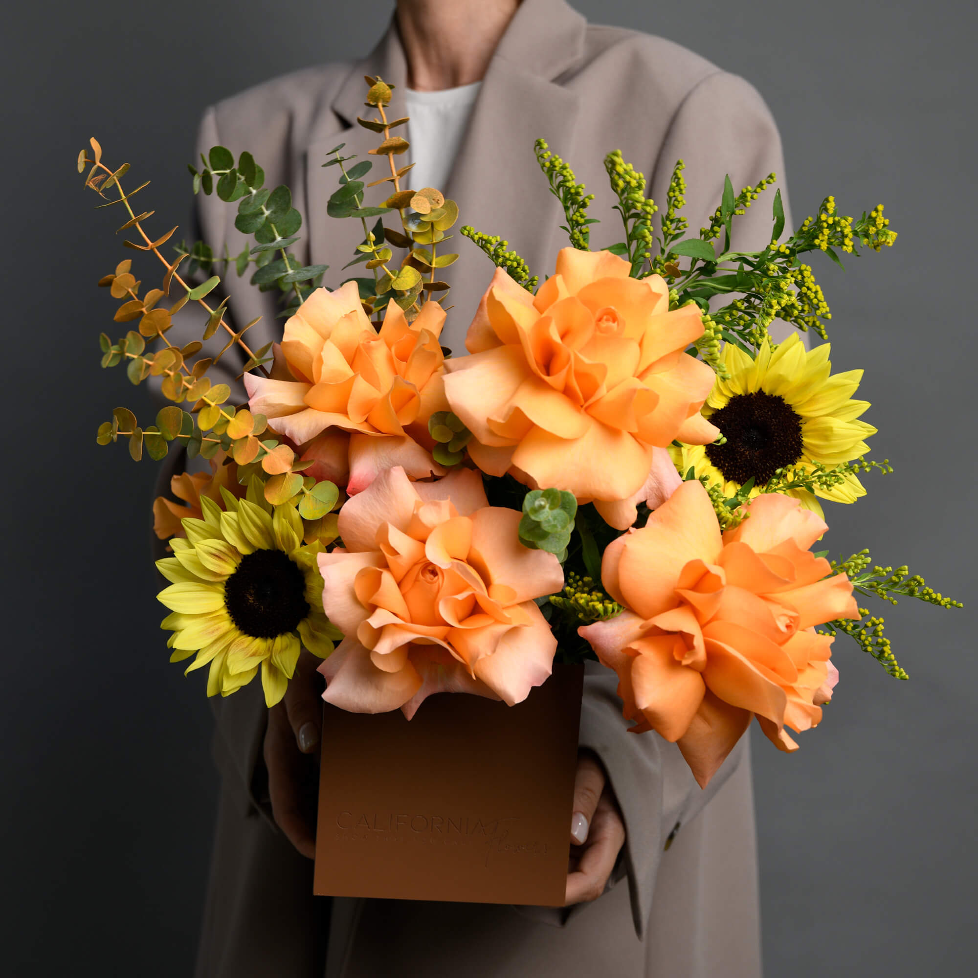 Flori pentru mama - California Flowers, Aranjament floral in cutie cu floarea soarelui si trandafiri, Californiaflowers.ro