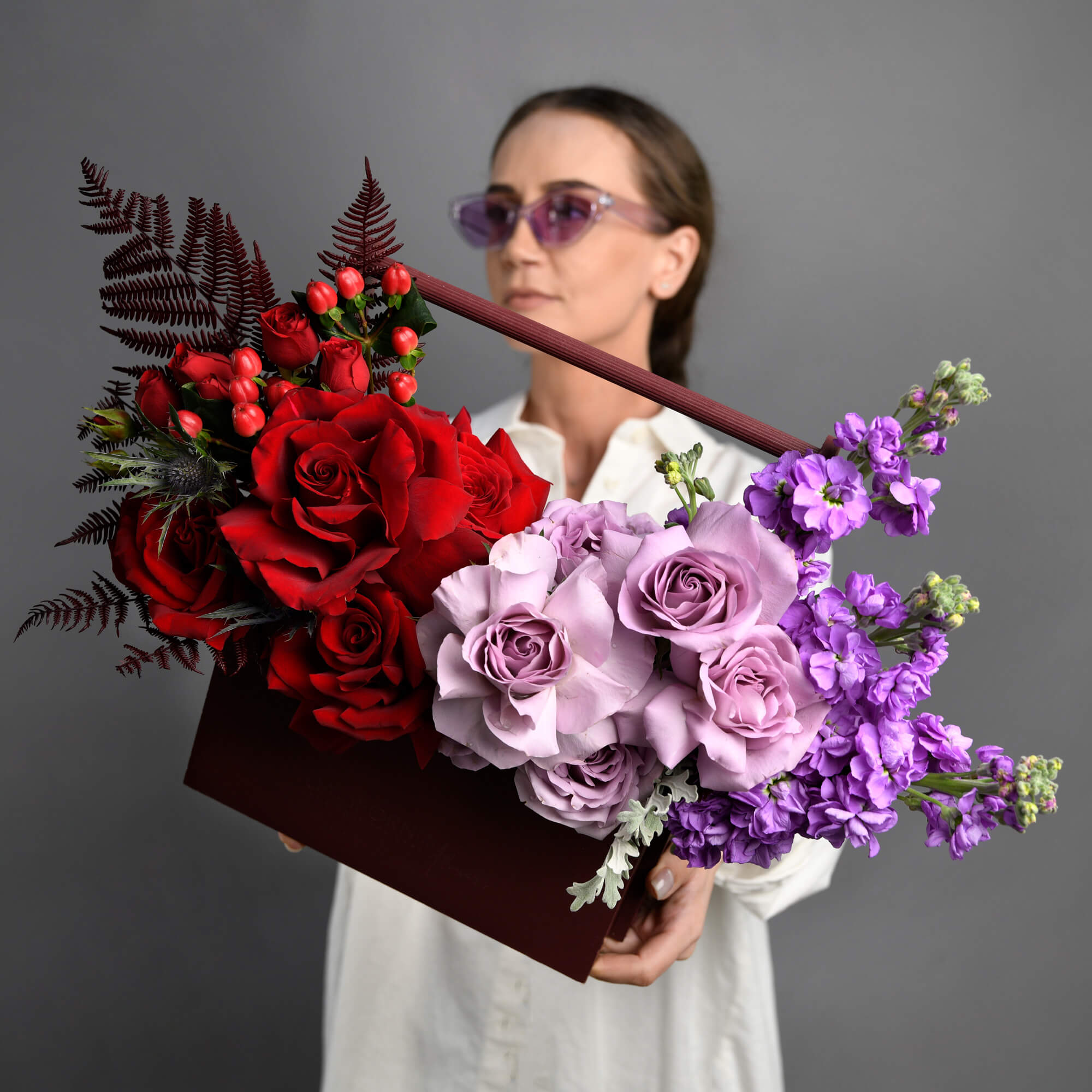 Cutii cu flori - California Flowers, Aranjament floral in cutie cu trandafiri rosii si lila, Californiaflowers.ro